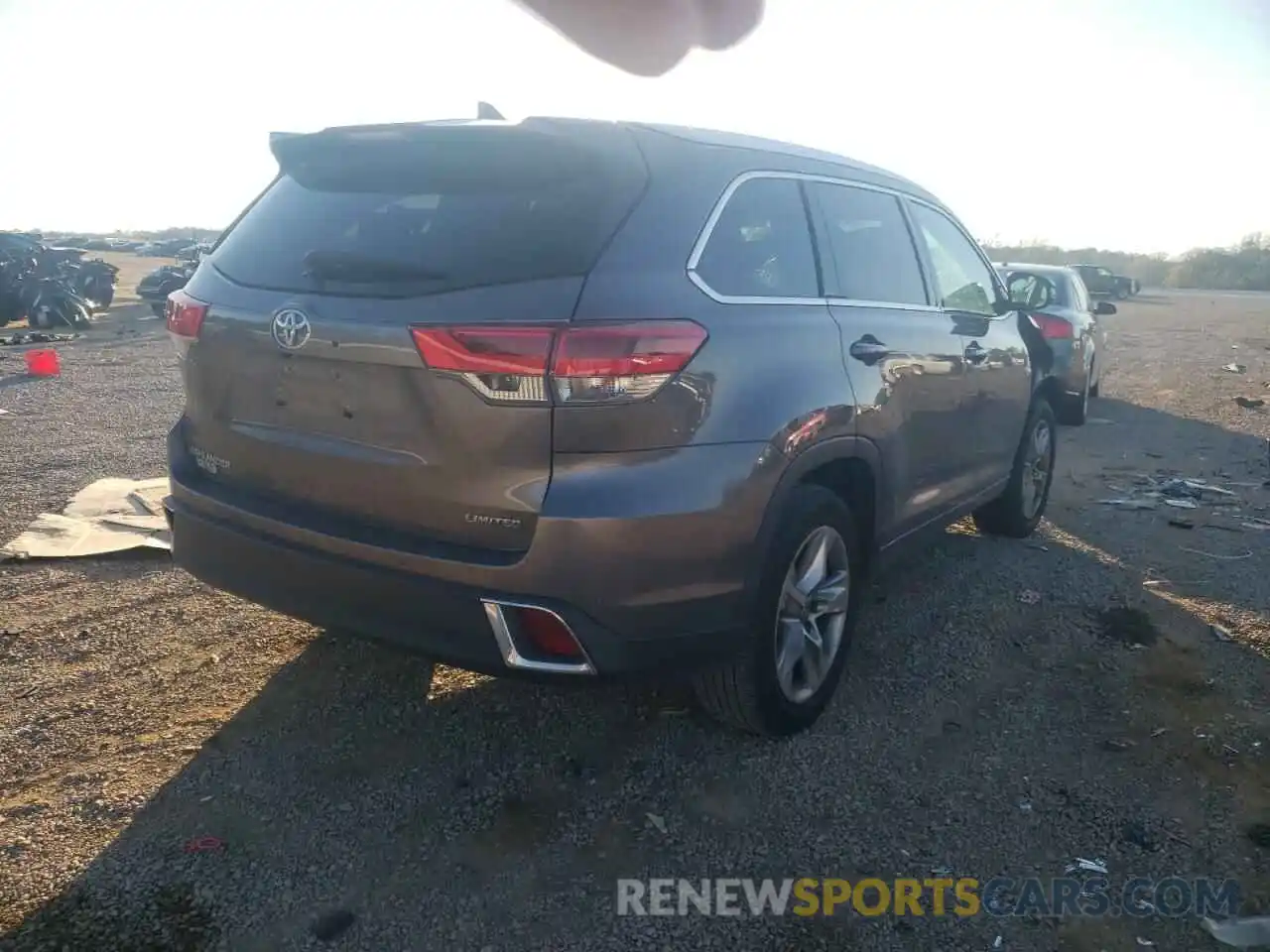 4 Photograph of a damaged car 5TDYZRFH6KS342434 TOYOTA HIGHLANDER 2019