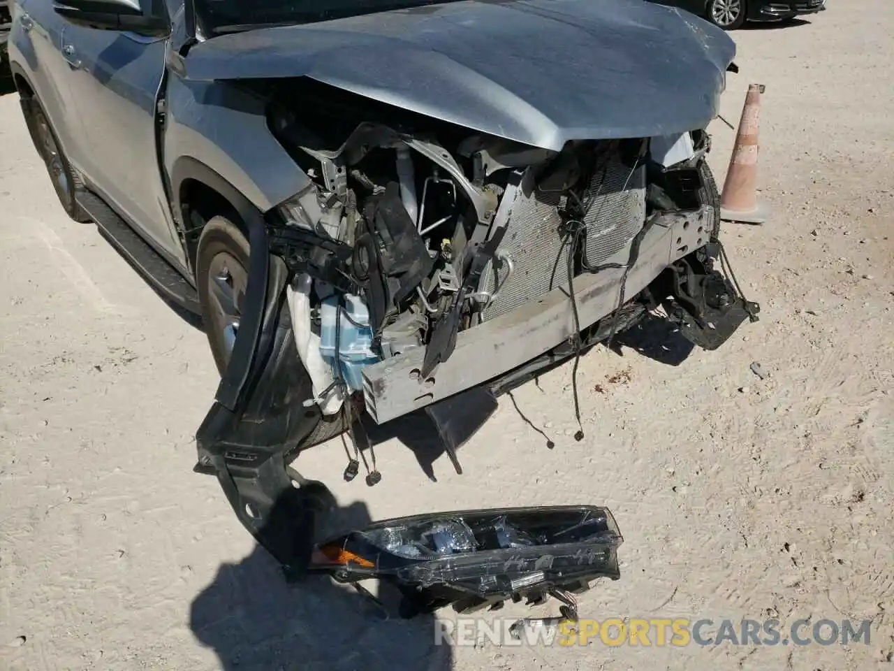 9 Photograph of a damaged car 5TDYZRFH7KS291445 TOYOTA HIGHLANDER 2019