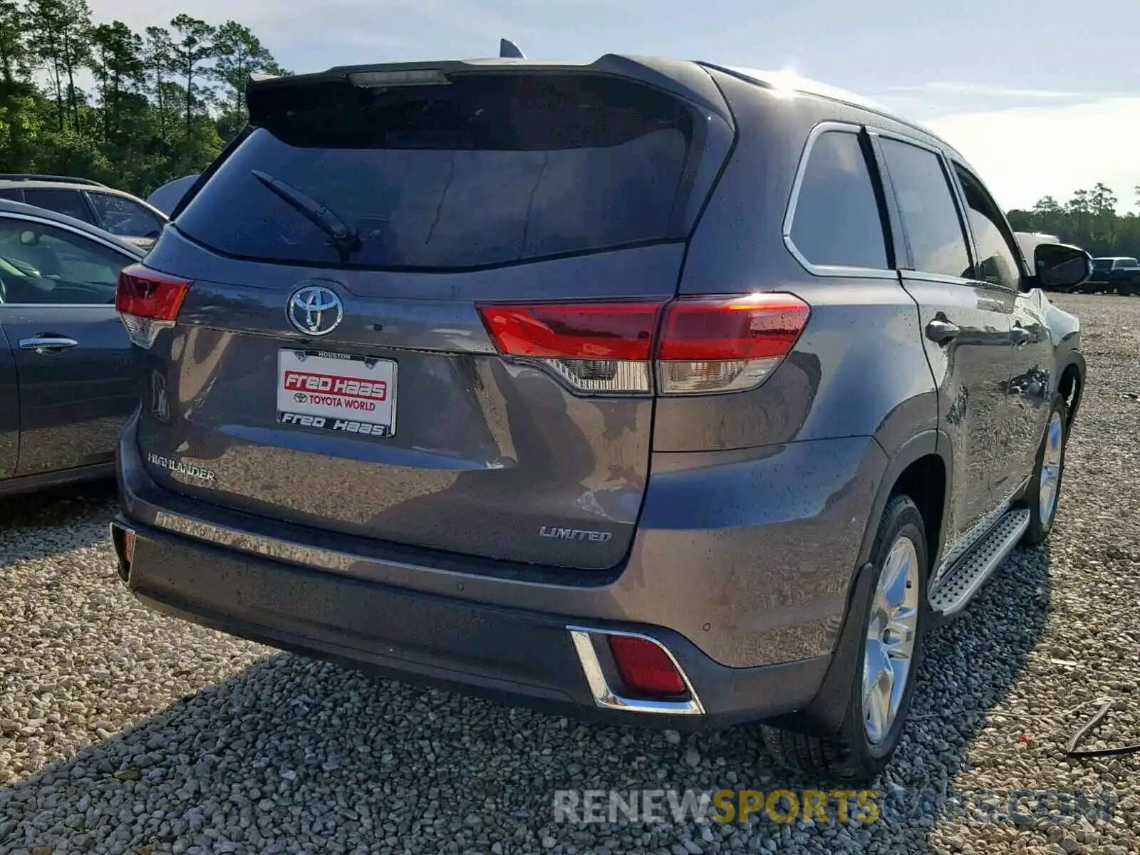 4 Photograph of a damaged car 5TDYZRFH7KS319129 TOYOTA HIGHLANDER 2019