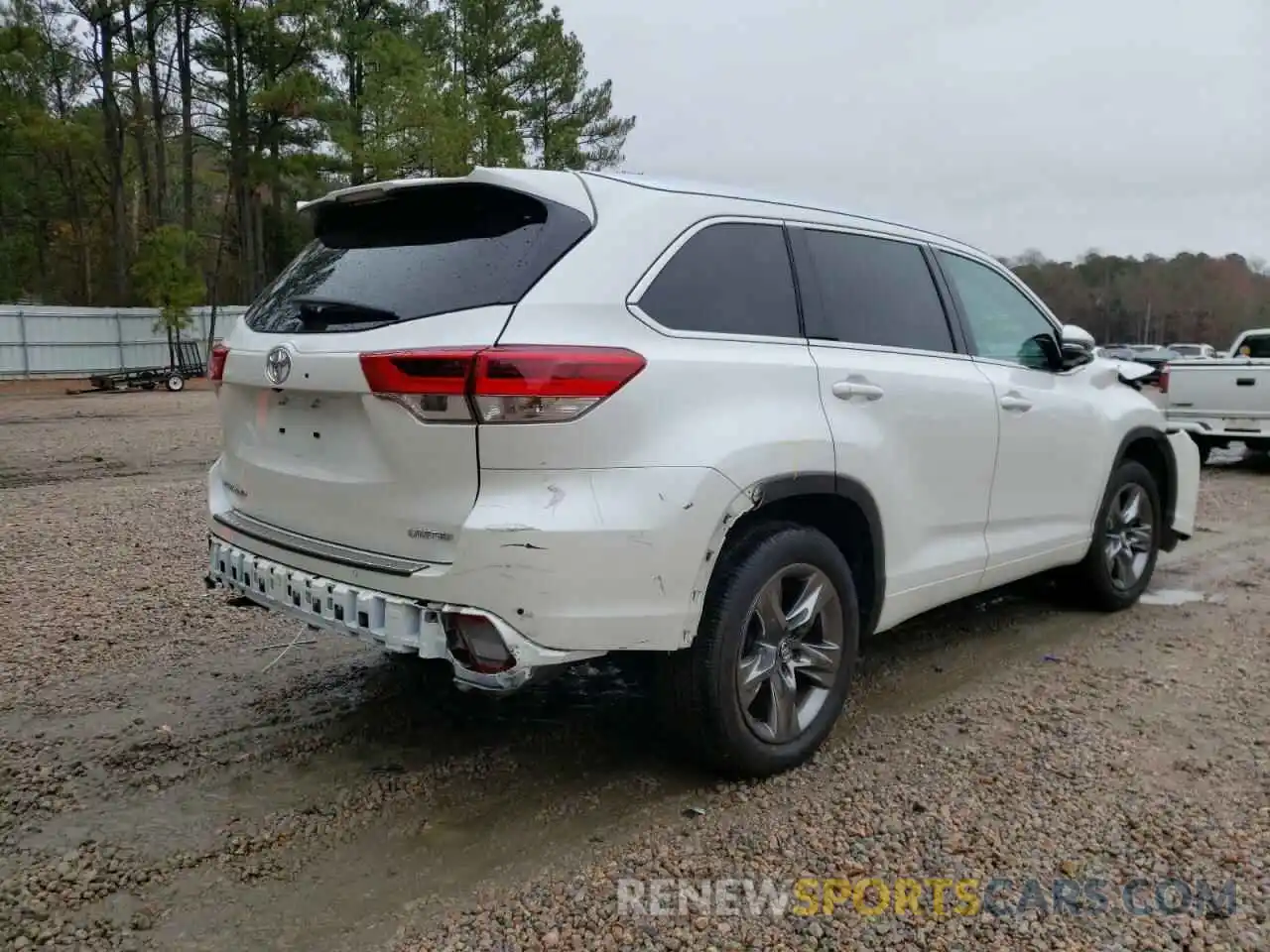 4 Photograph of a damaged car 5TDYZRFH7KS323505 TOYOTA HIGHLANDER 2019