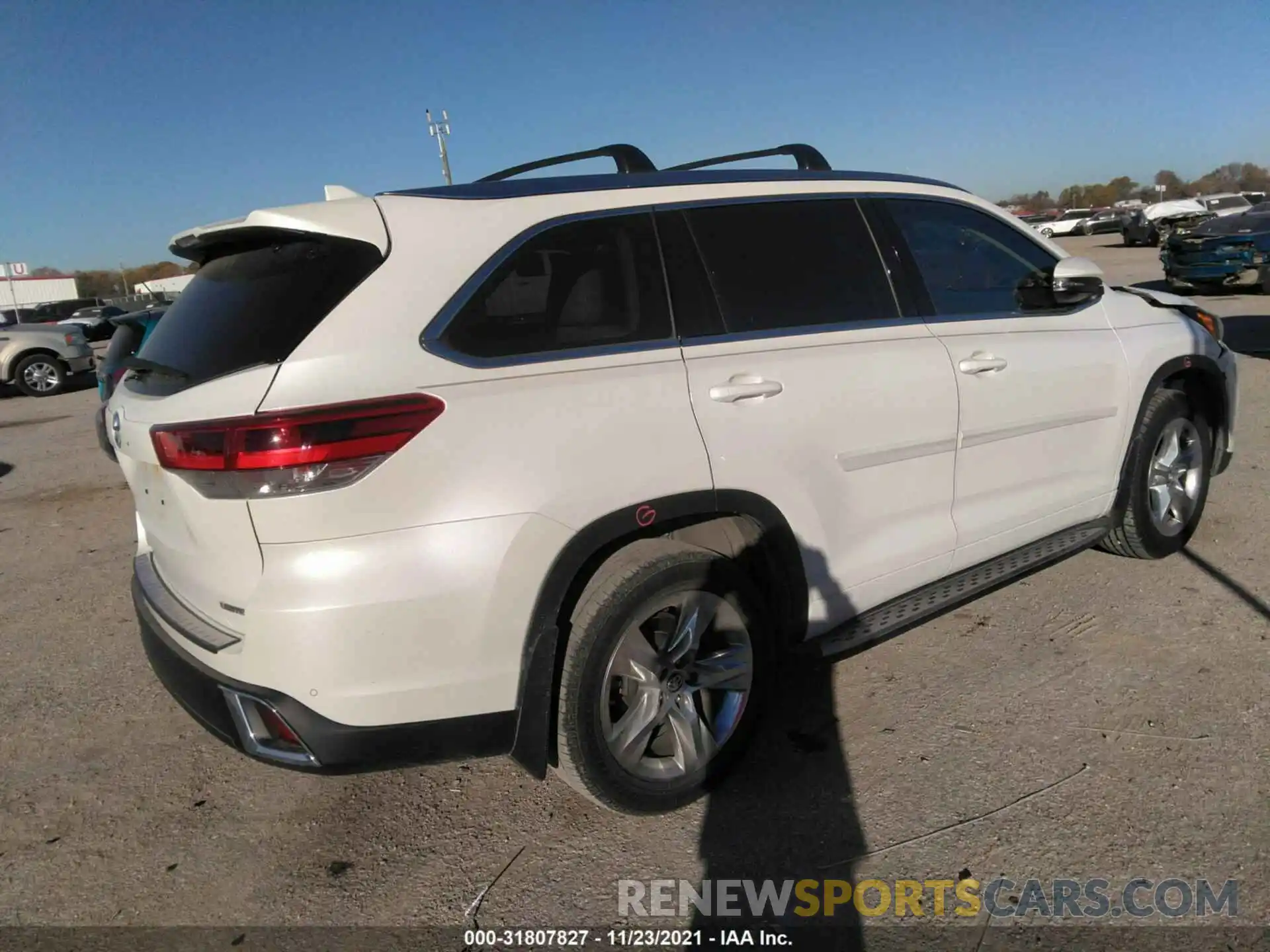 4 Photograph of a damaged car 5TDYZRFH7KS328767 TOYOTA HIGHLANDER 2019