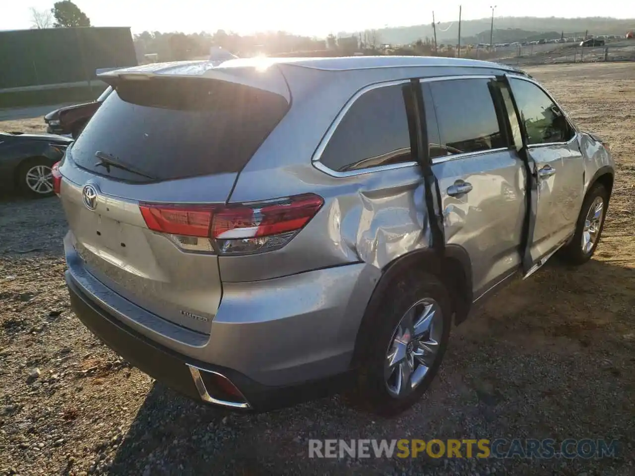 4 Photograph of a damaged car 5TDYZRFH7KS337341 TOYOTA HIGHLANDER 2019