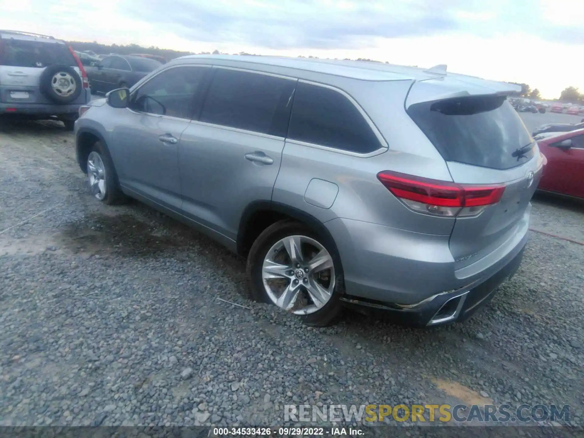 3 Photograph of a damaged car 5TDYZRFH7KS366984 TOYOTA HIGHLANDER 2019