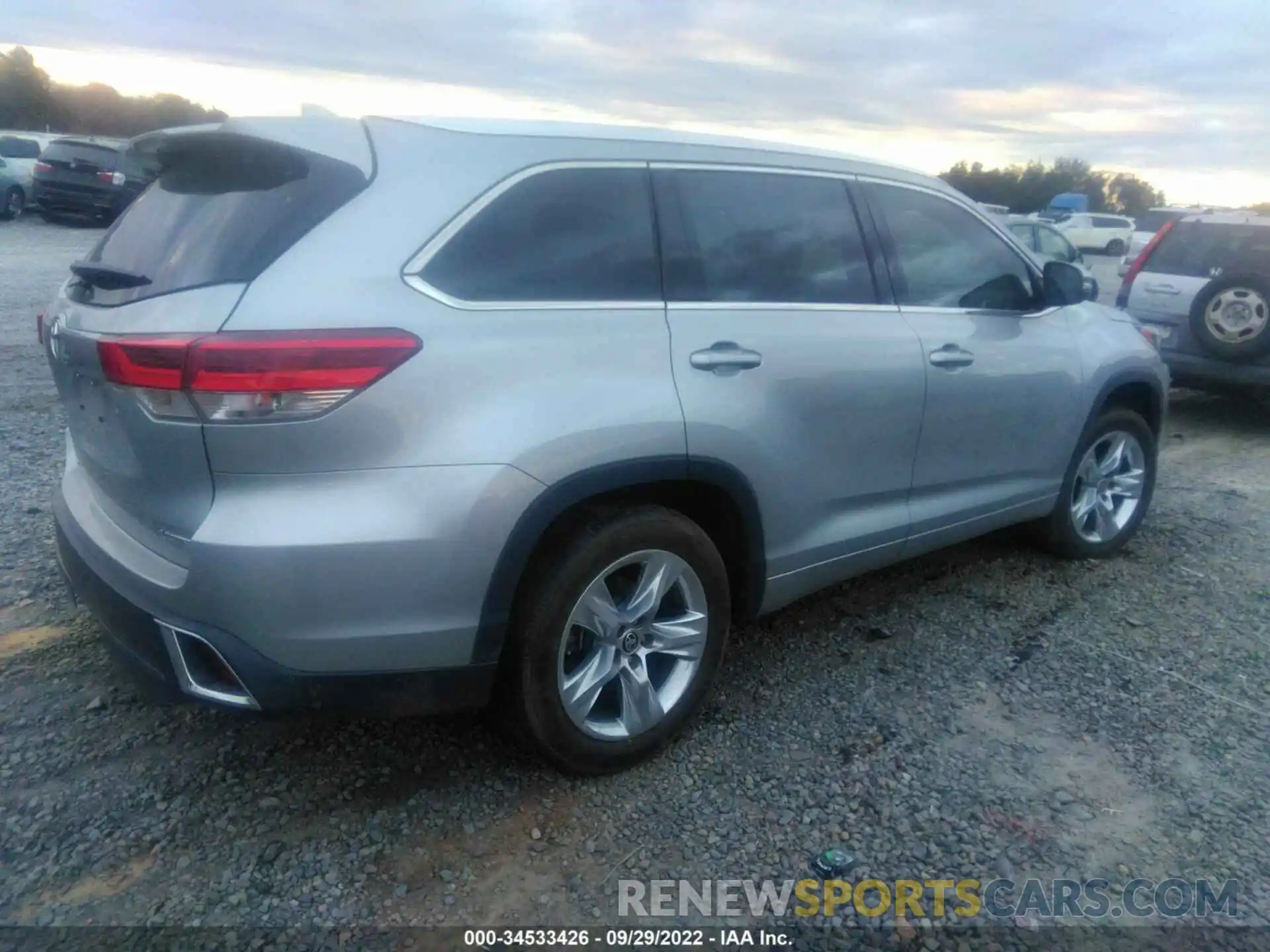 4 Photograph of a damaged car 5TDYZRFH7KS366984 TOYOTA HIGHLANDER 2019