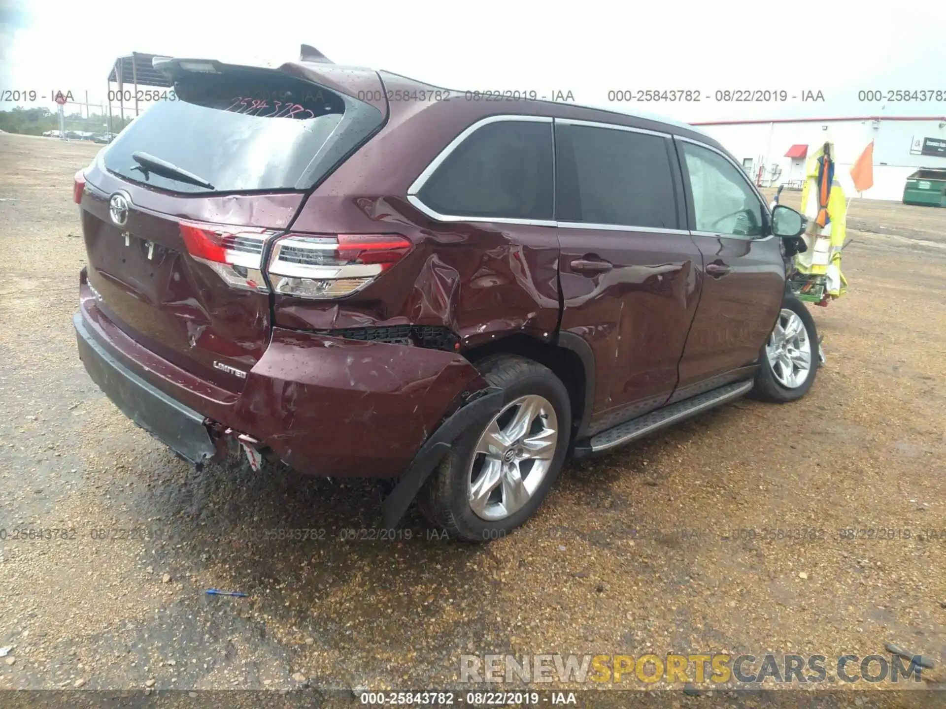 4 Photograph of a damaged car 5TDYZRFH8KS293608 TOYOTA HIGHLANDER 2019