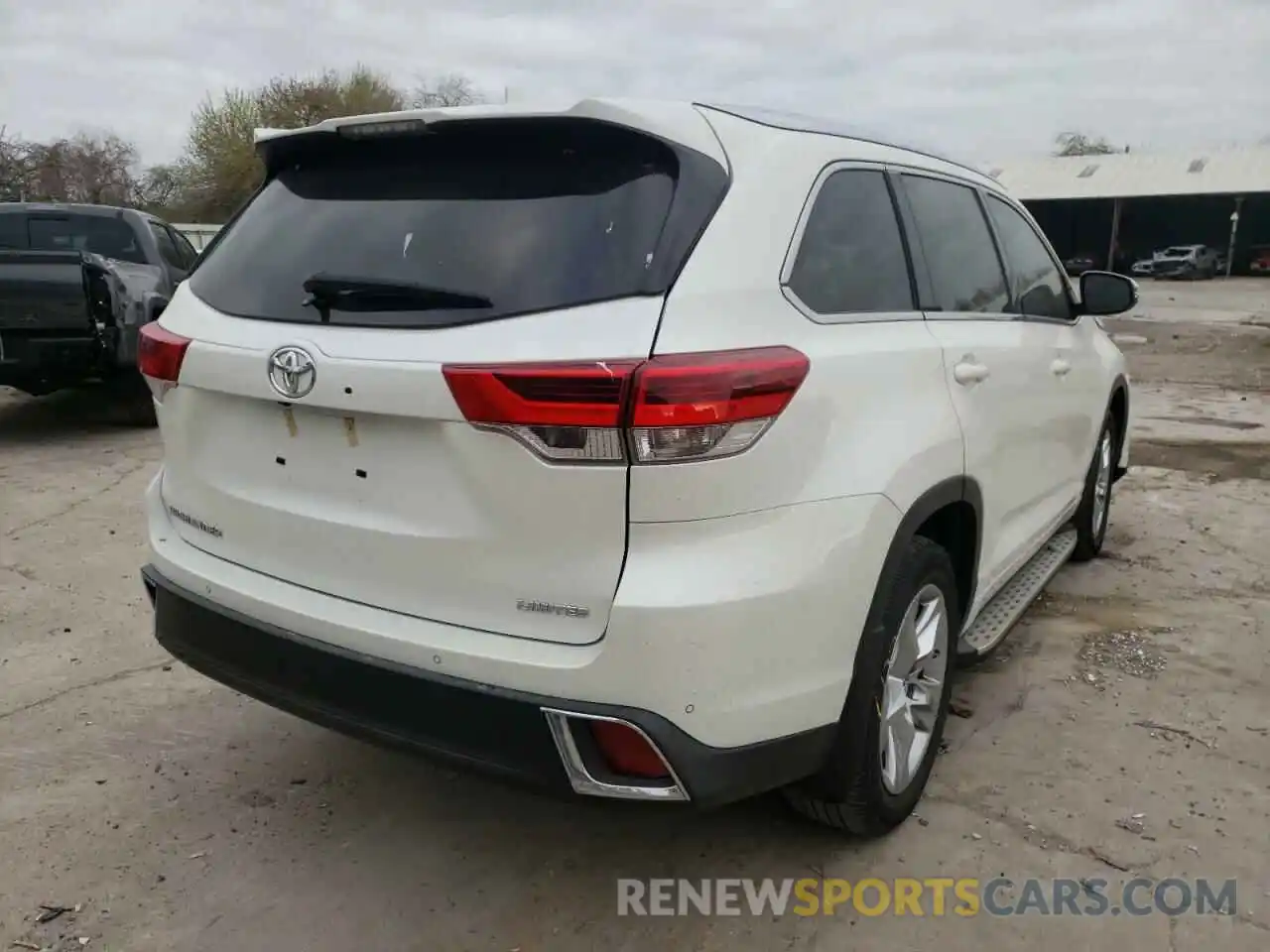 4 Photograph of a damaged car 5TDYZRFH8KS299036 TOYOTA HIGHLANDER 2019