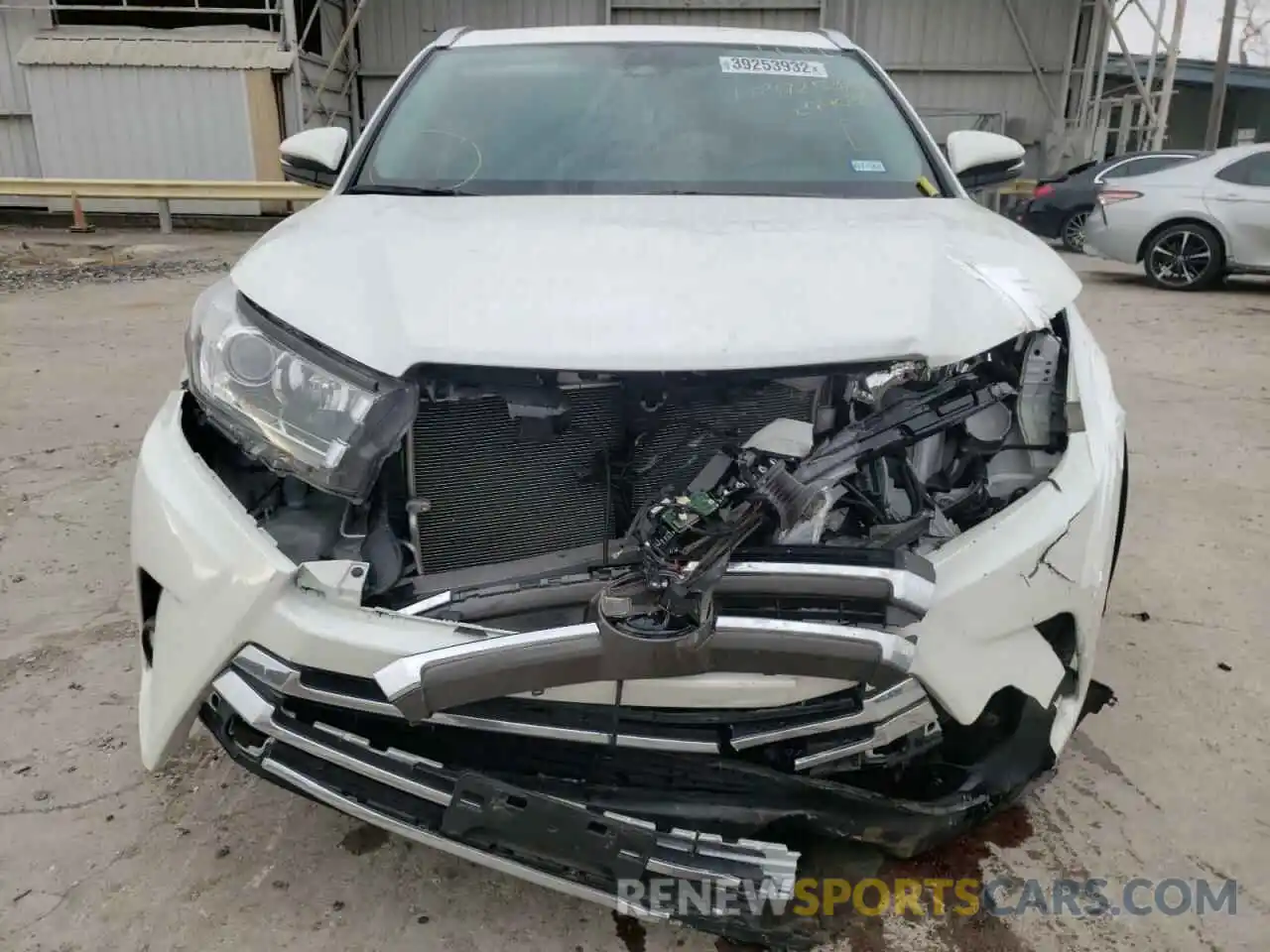 9 Photograph of a damaged car 5TDYZRFH8KS299036 TOYOTA HIGHLANDER 2019