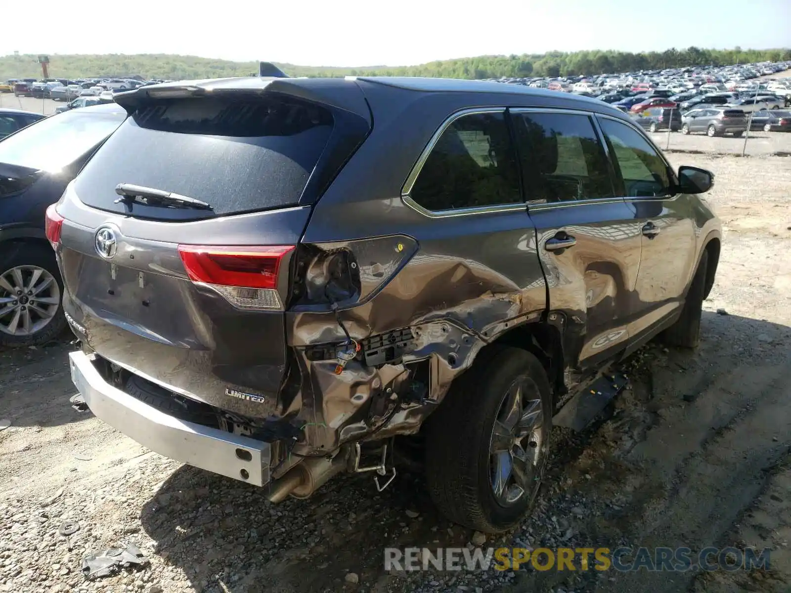 4 Photograph of a damaged car 5TDYZRFH8KS301061 TOYOTA HIGHLANDER 2019