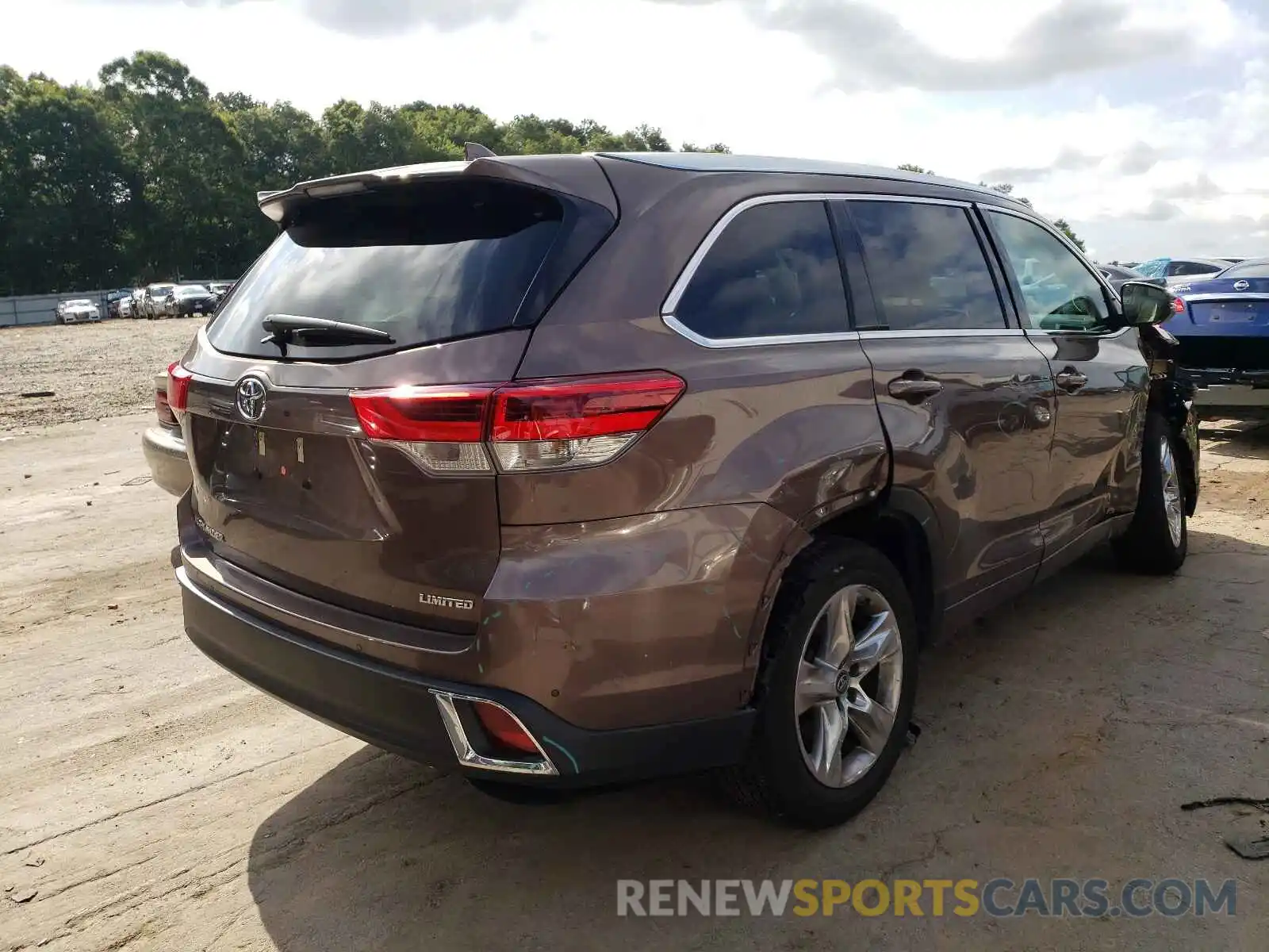 4 Photograph of a damaged car 5TDYZRFH8KS302663 TOYOTA HIGHLANDER 2019