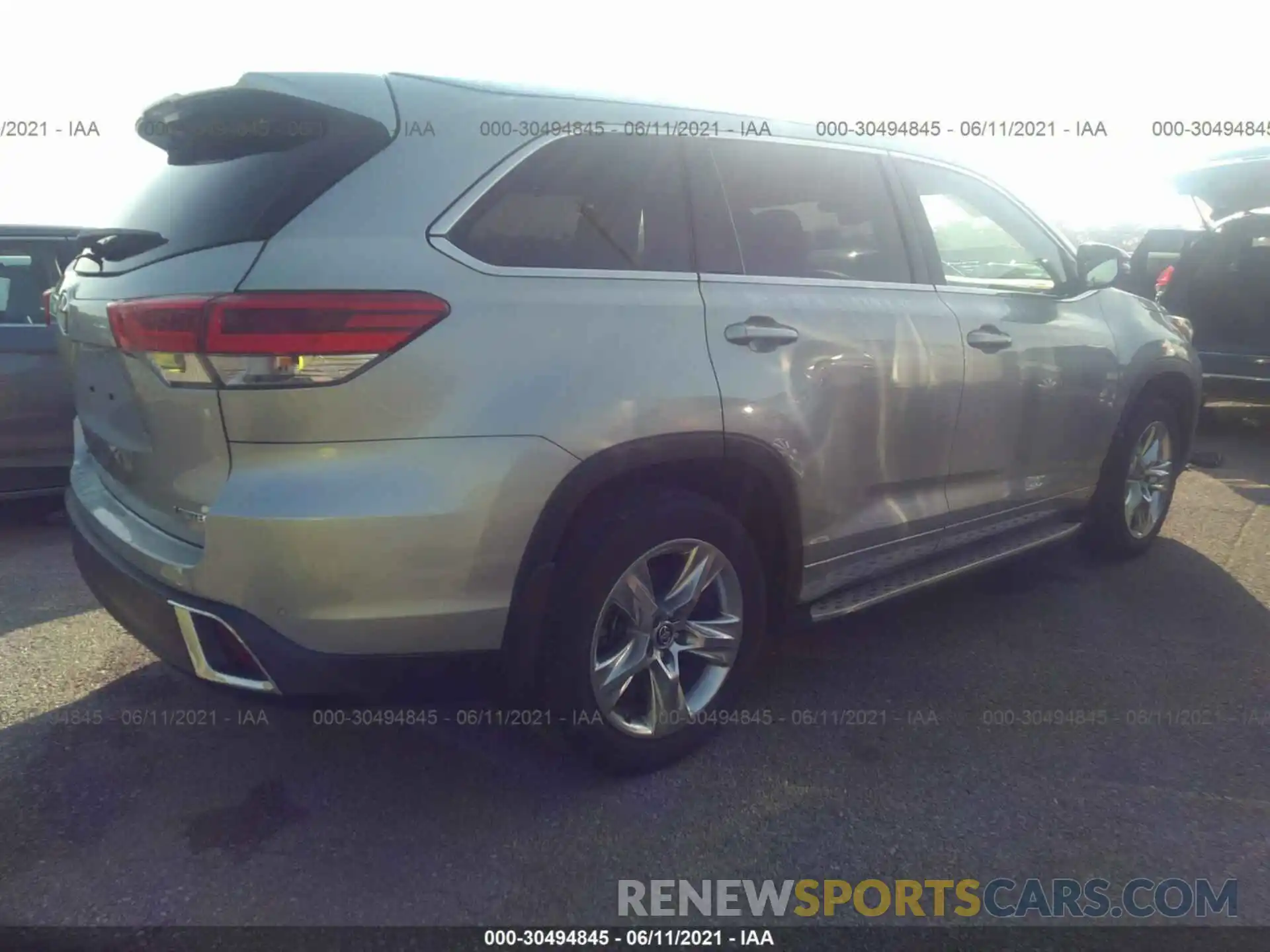 4 Photograph of a damaged car 5TDYZRFH8KS312402 TOYOTA HIGHLANDER 2019