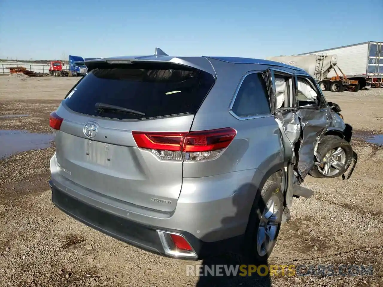 4 Photograph of a damaged car 5TDYZRFH8KS325103 TOYOTA HIGHLANDER 2019