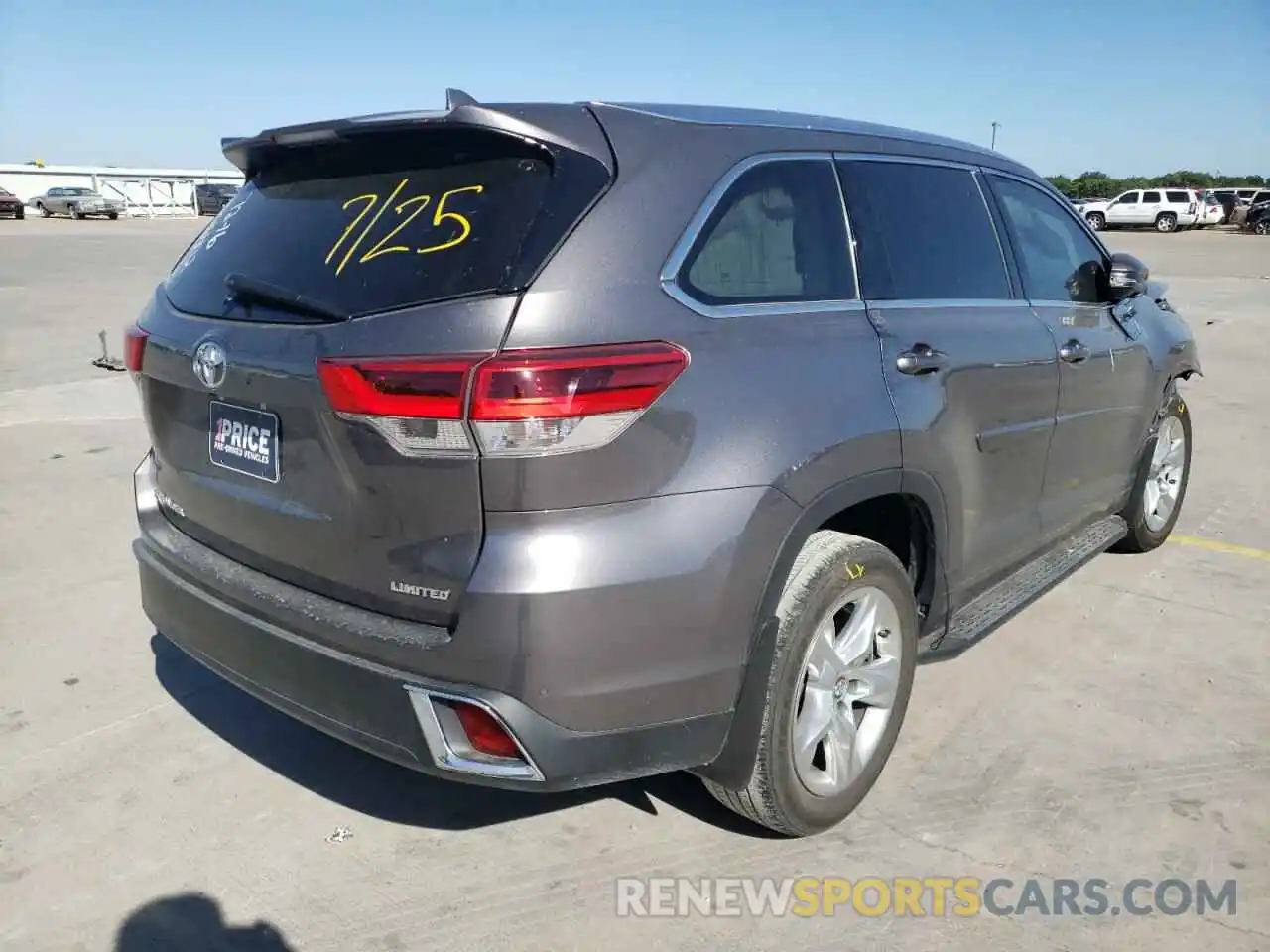 4 Photograph of a damaged car 5TDYZRFH8KS356769 TOYOTA HIGHLANDER 2019