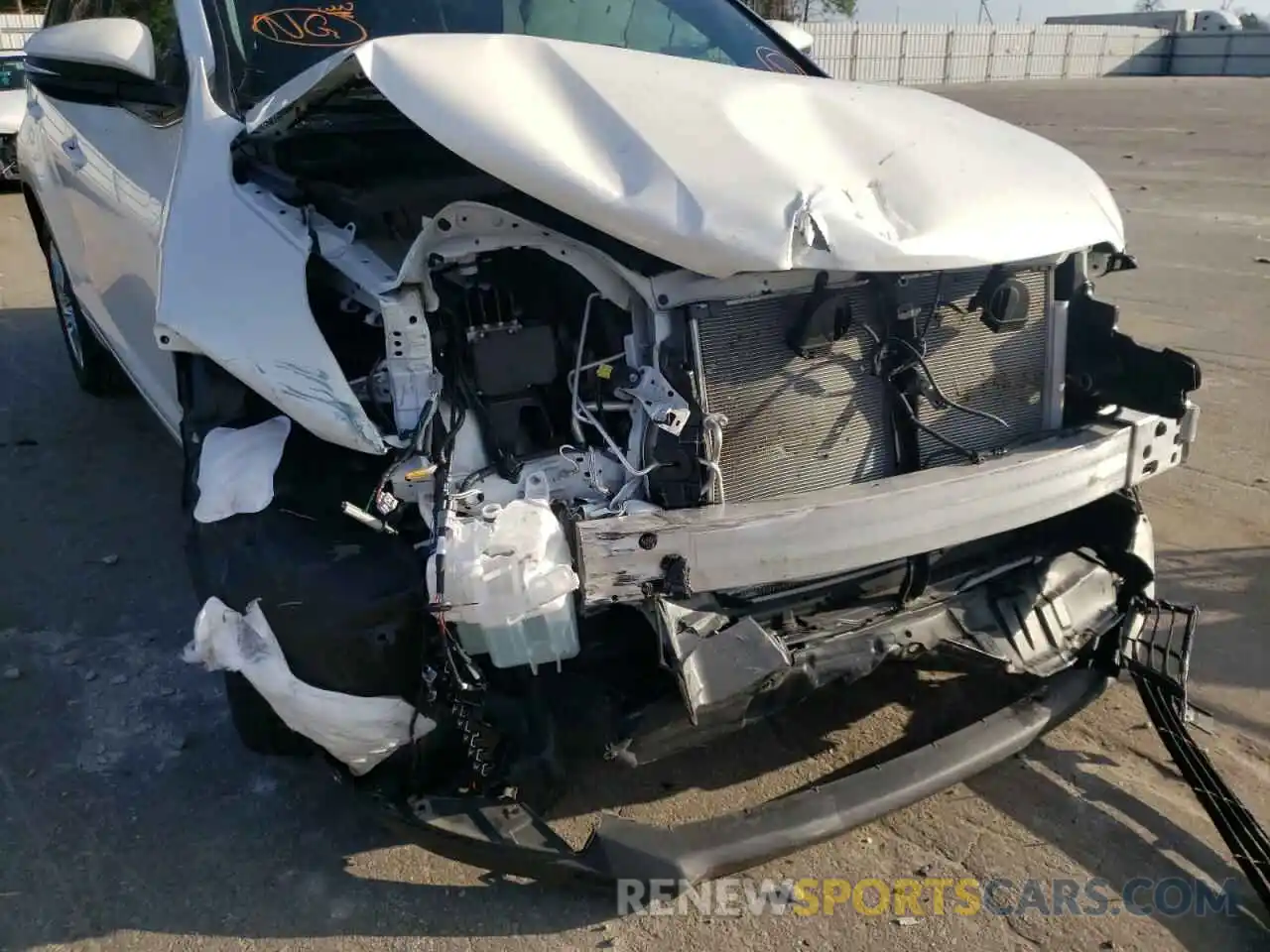 9 Photograph of a damaged car 5TDYZRFH8KS365584 TOYOTA HIGHLANDER 2019