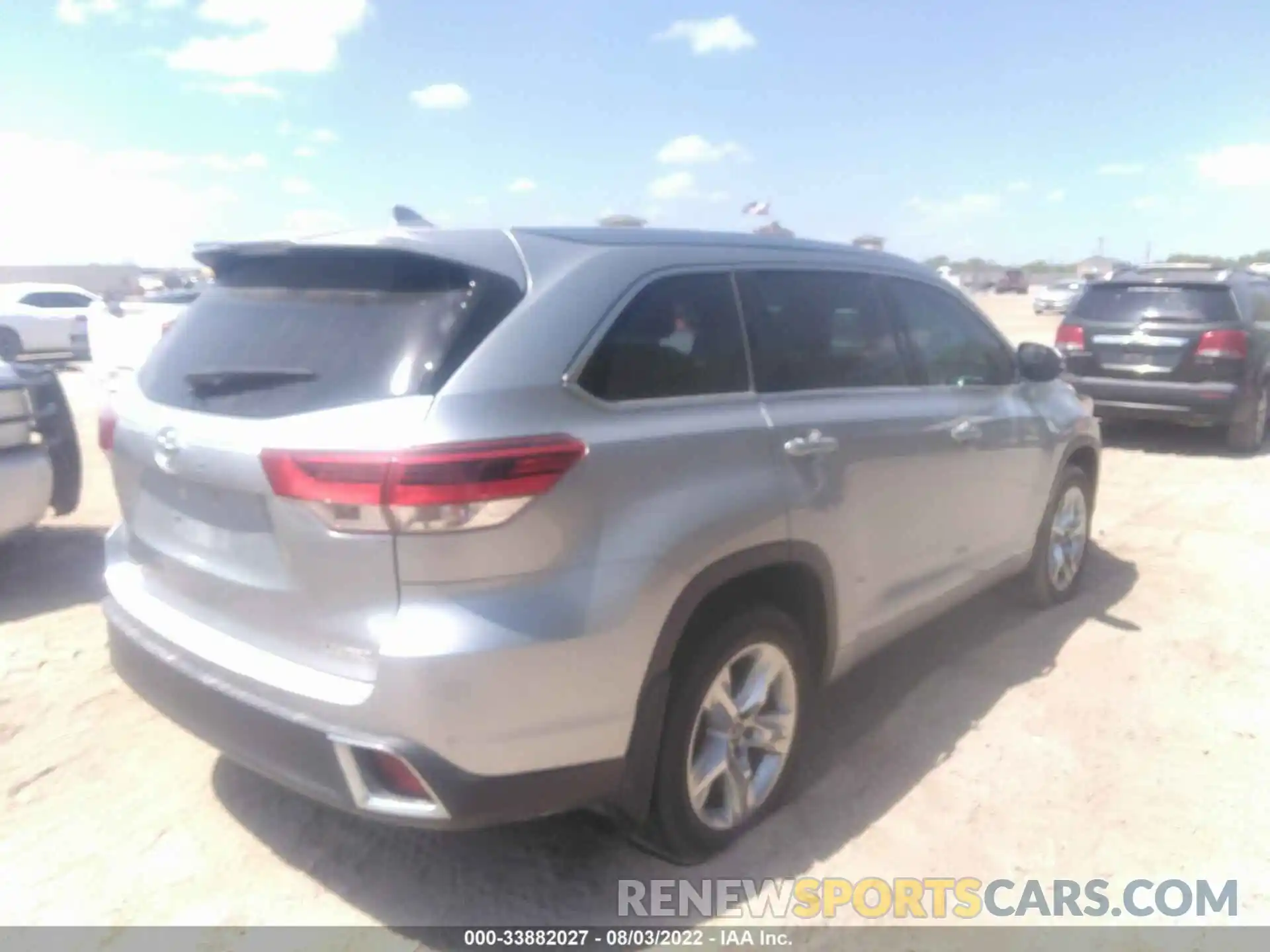 4 Photograph of a damaged car 5TDYZRFH9KS291513 TOYOTA HIGHLANDER 2019