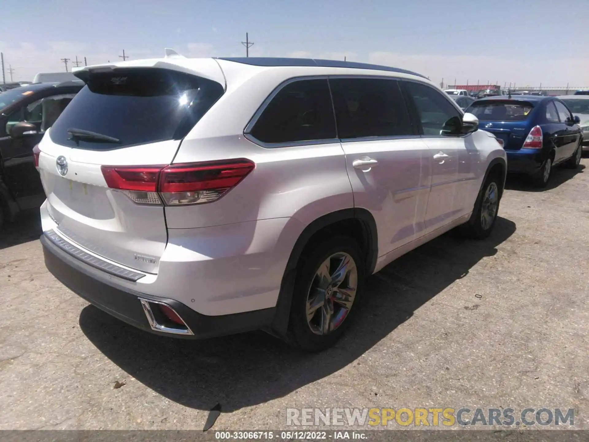 4 Photograph of a damaged car 5TDYZRFH9KS298400 TOYOTA HIGHLANDER 2019