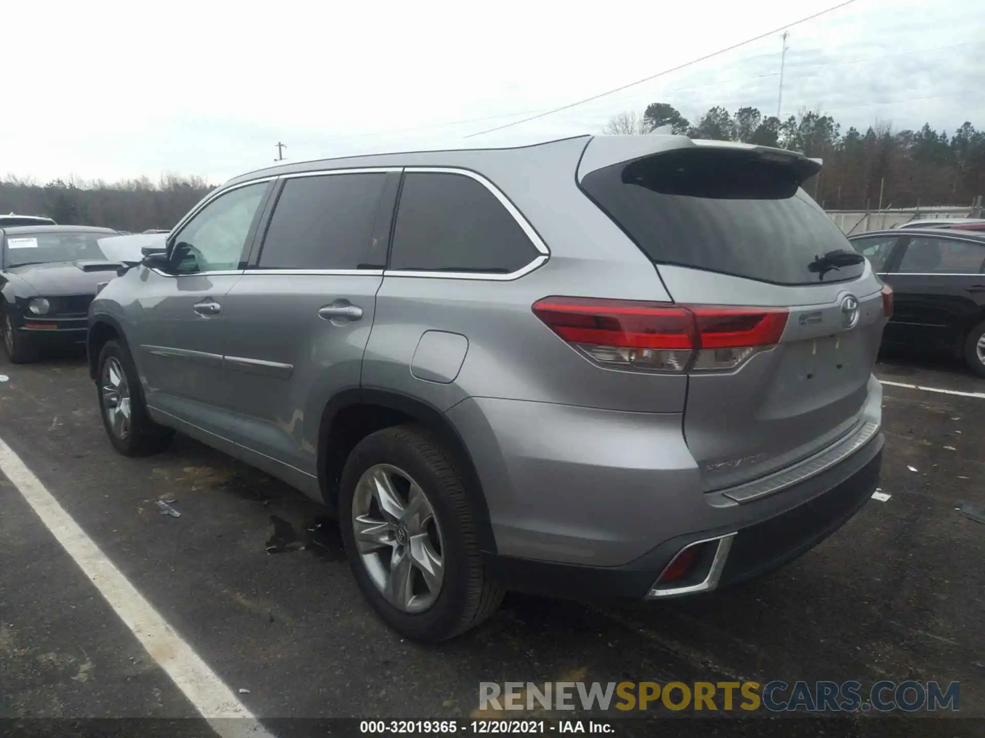 3 Photograph of a damaged car 5TDYZRFH9KS324025 TOYOTA HIGHLANDER 2019