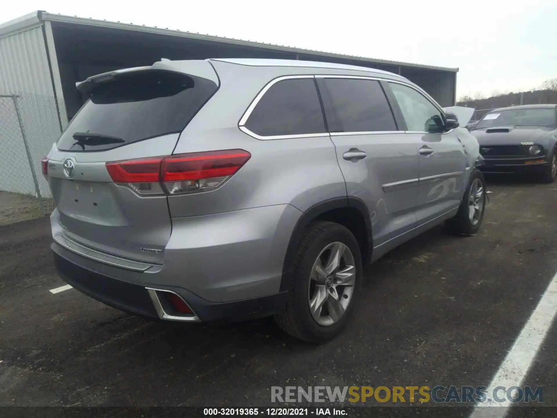 4 Photograph of a damaged car 5TDYZRFH9KS324025 TOYOTA HIGHLANDER 2019