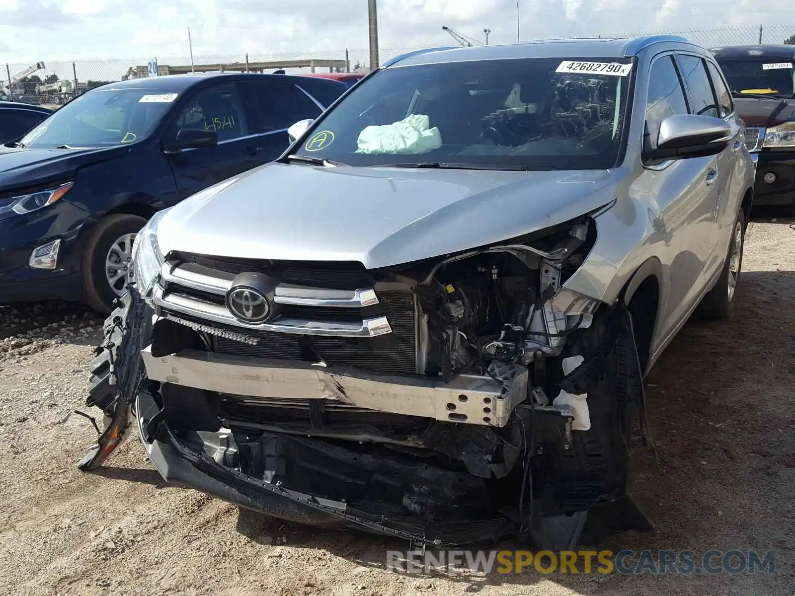 2 Photograph of a damaged car 5TDYZRFH9KS328611 TOYOTA HIGHLANDER 2019