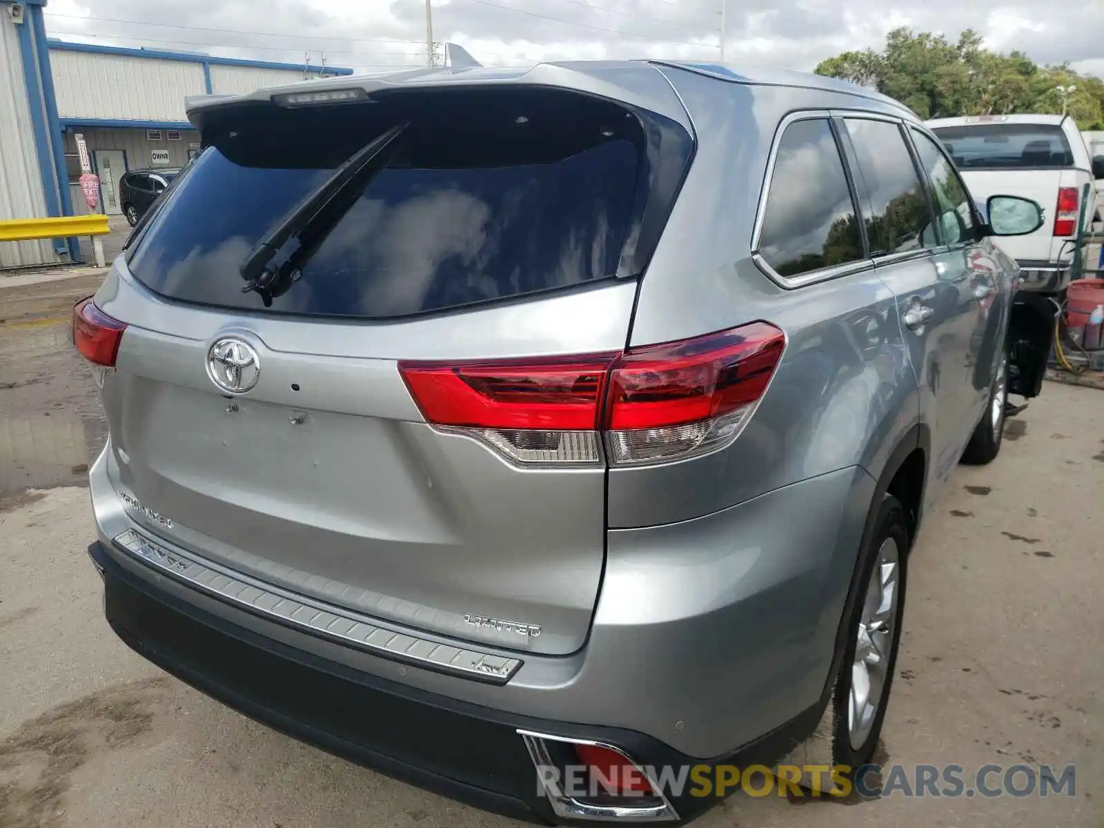 4 Photograph of a damaged car 5TDYZRFH9KS331203 TOYOTA HIGHLANDER 2019