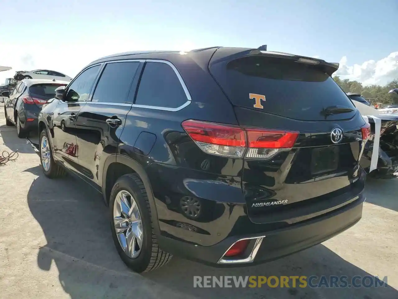 3 Photograph of a damaged car 5TDYZRFH9KS332240 TOYOTA HIGHLANDER 2019