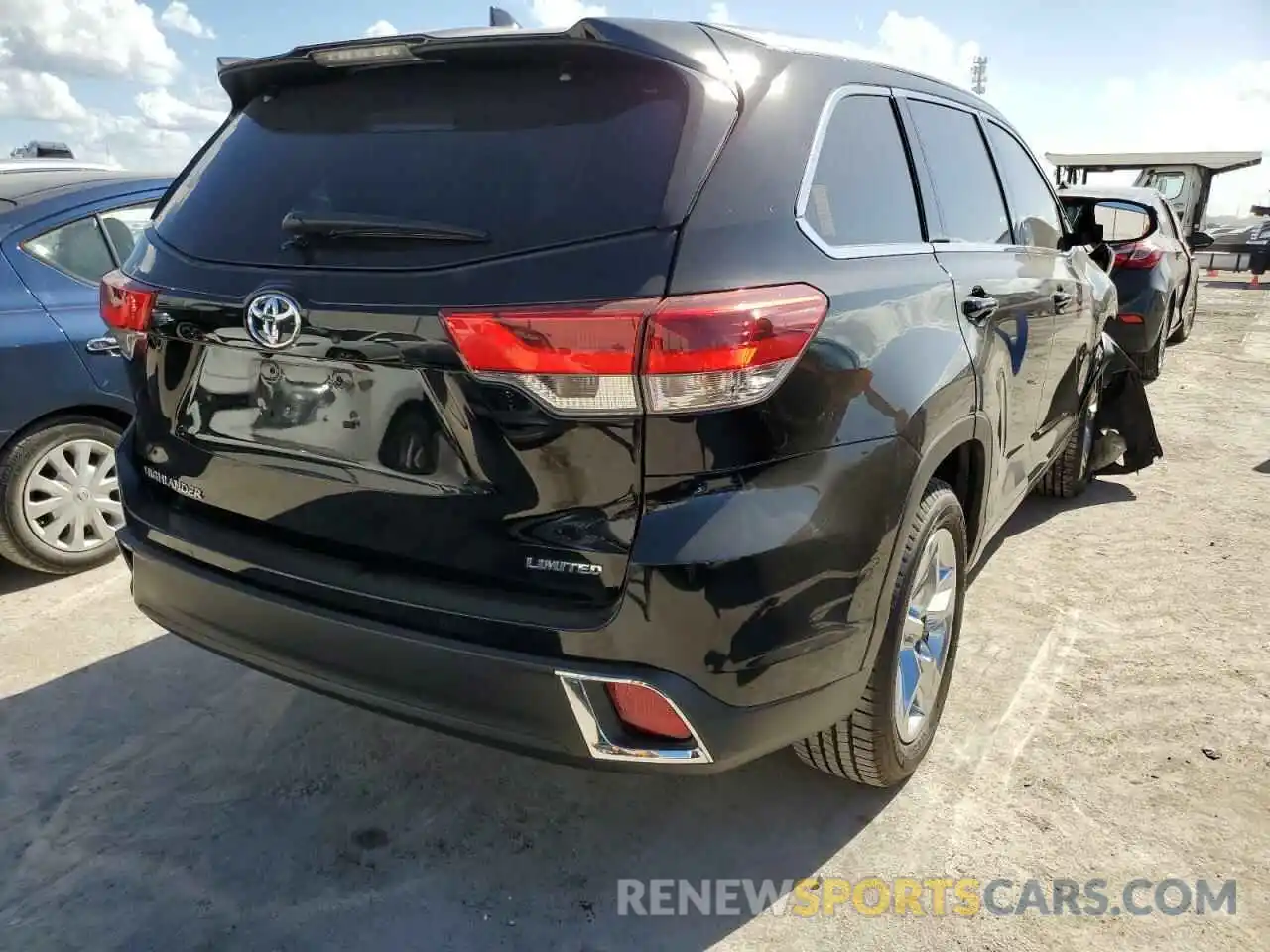 4 Photograph of a damaged car 5TDYZRFH9KS332240 TOYOTA HIGHLANDER 2019