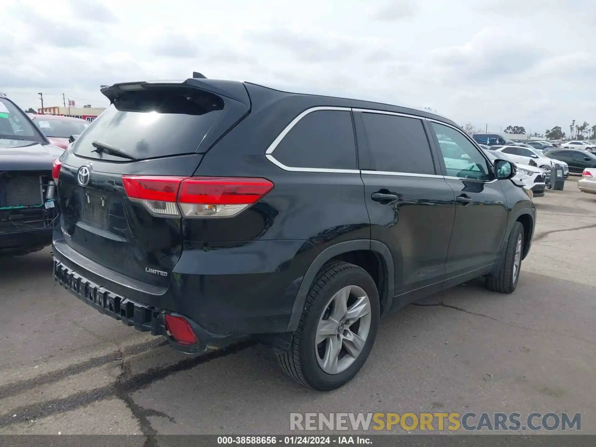 4 Photograph of a damaged car 5TDYZRFH9KS339737 TOYOTA HIGHLANDER 2019