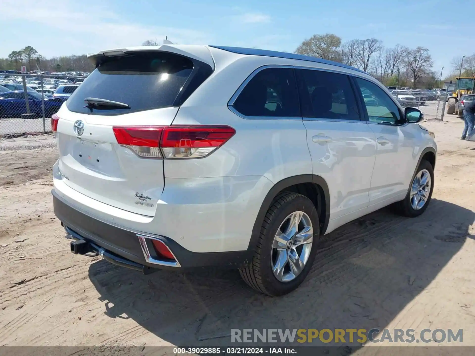 4 Photograph of a damaged car 5TDYZRFHXKS302387 TOYOTA HIGHLANDER 2019