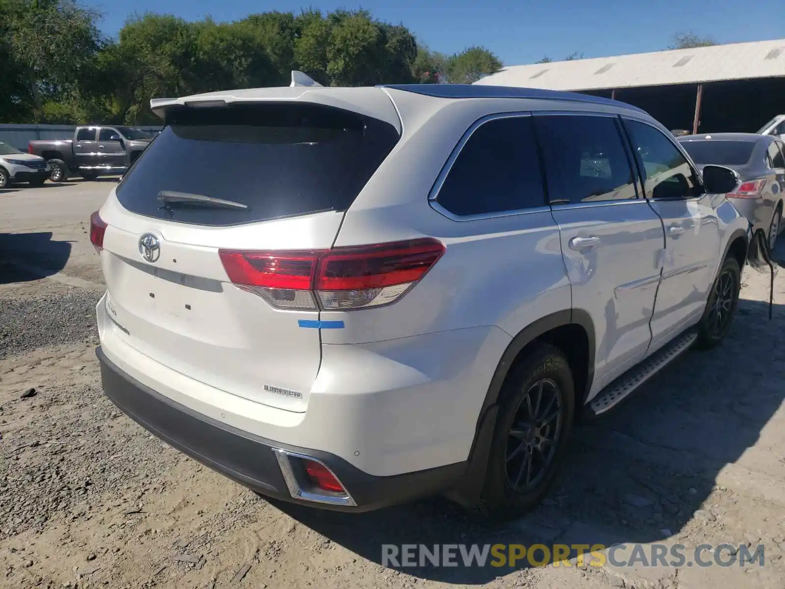 4 Photograph of a damaged car 5TDYZRFHXKS305323 TOYOTA HIGHLANDER 2019