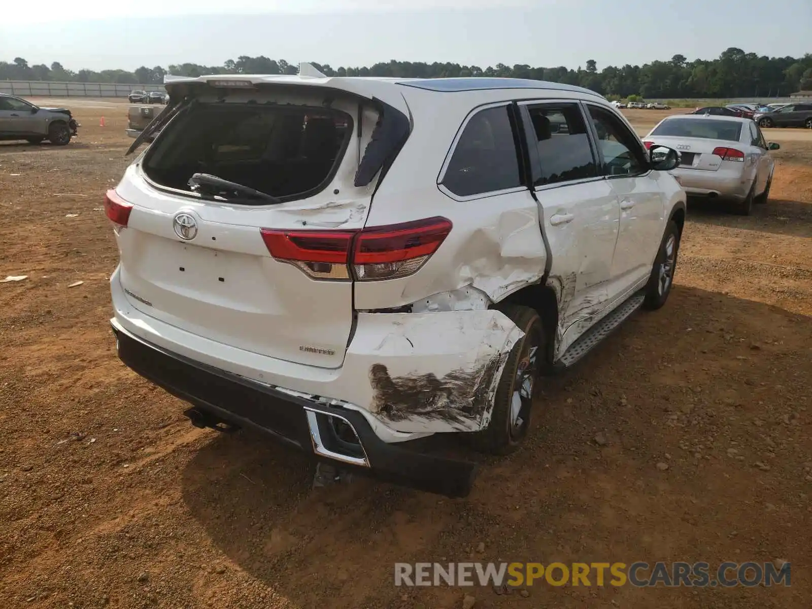 4 Photograph of a damaged car 5TDYZRFHXKS305970 TOYOTA HIGHLANDER 2019