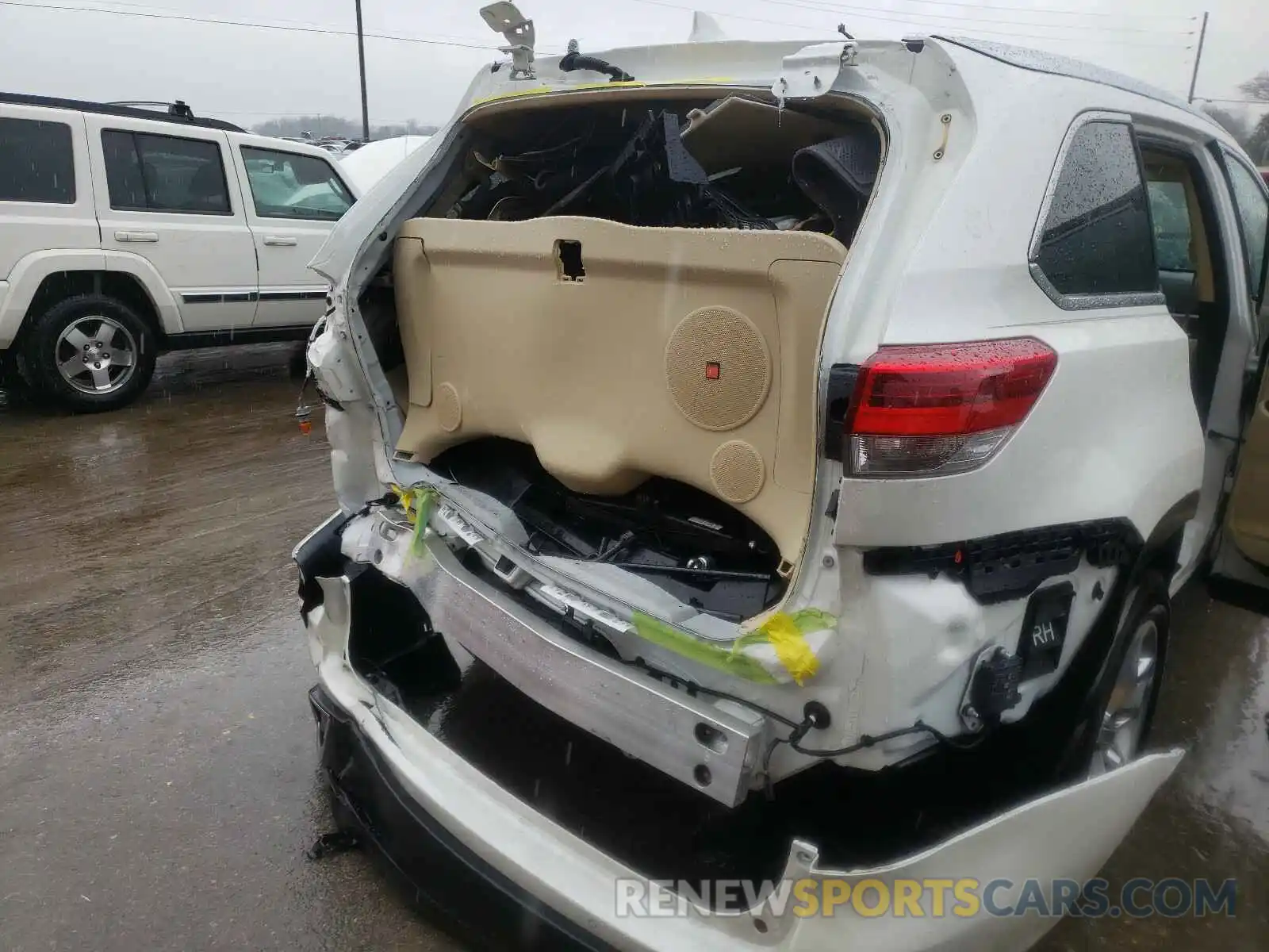 9 Photograph of a damaged car 5TDYZRFHXKS327760 TOYOTA HIGHLANDER 2019