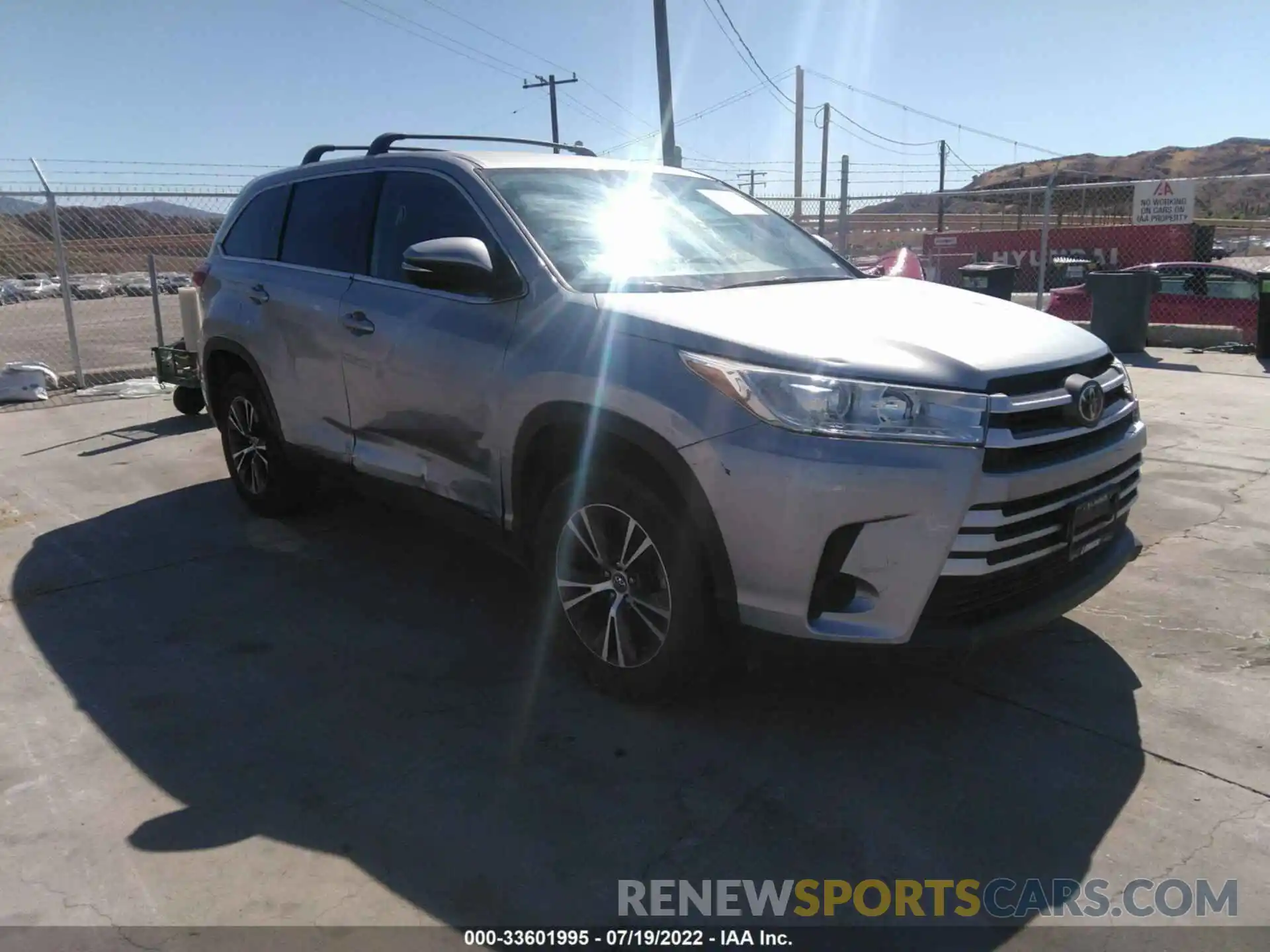 1 Photograph of a damaged car 5TDZARFH0KS041377 TOYOTA HIGHLANDER 2019