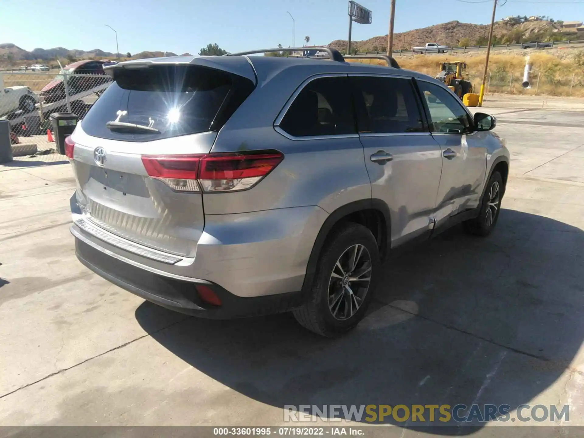 4 Photograph of a damaged car 5TDZARFH0KS041377 TOYOTA HIGHLANDER 2019