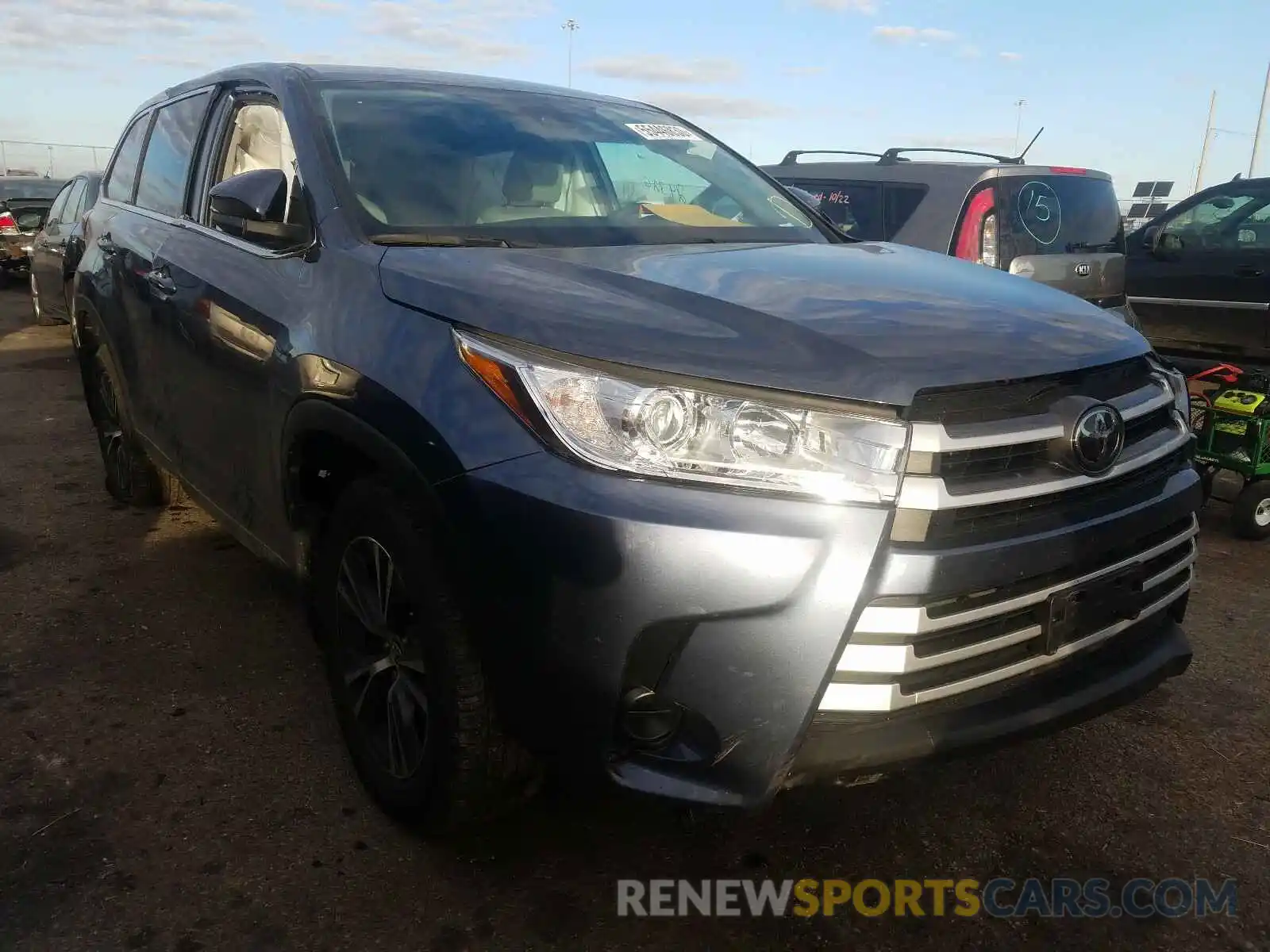 1 Photograph of a damaged car 5TDZARFH0KS043341 TOYOTA HIGHLANDER 2019