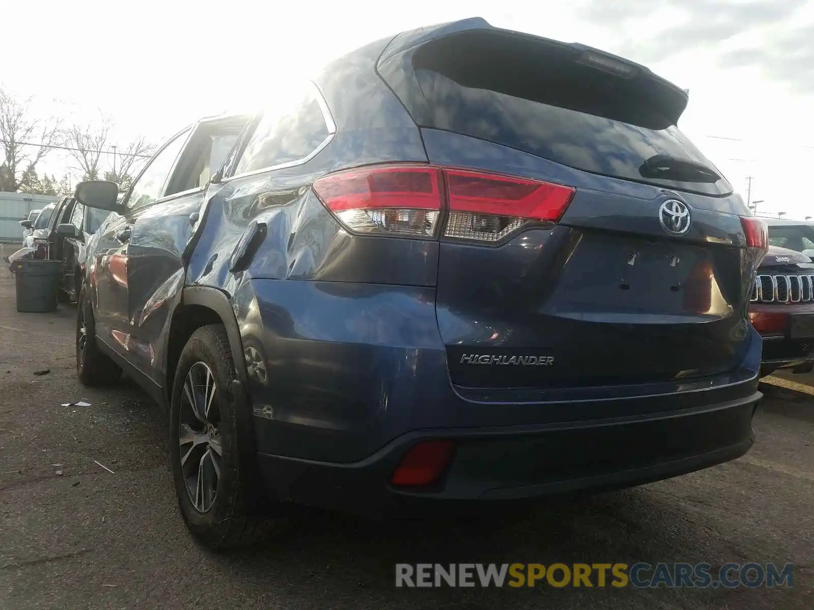 3 Photograph of a damaged car 5TDZARFH0KS043341 TOYOTA HIGHLANDER 2019