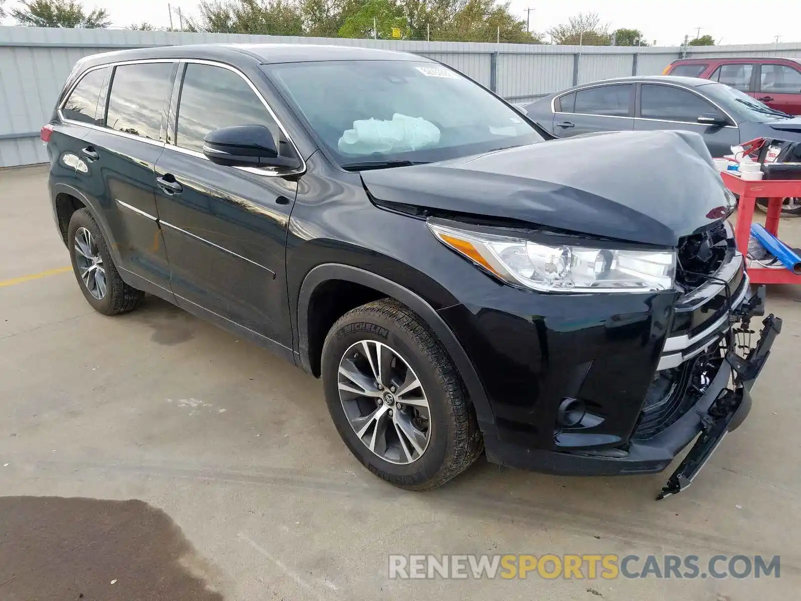 1 Photograph of a damaged car 5TDZARFH0KS043727 TOYOTA HIGHLANDER 2019