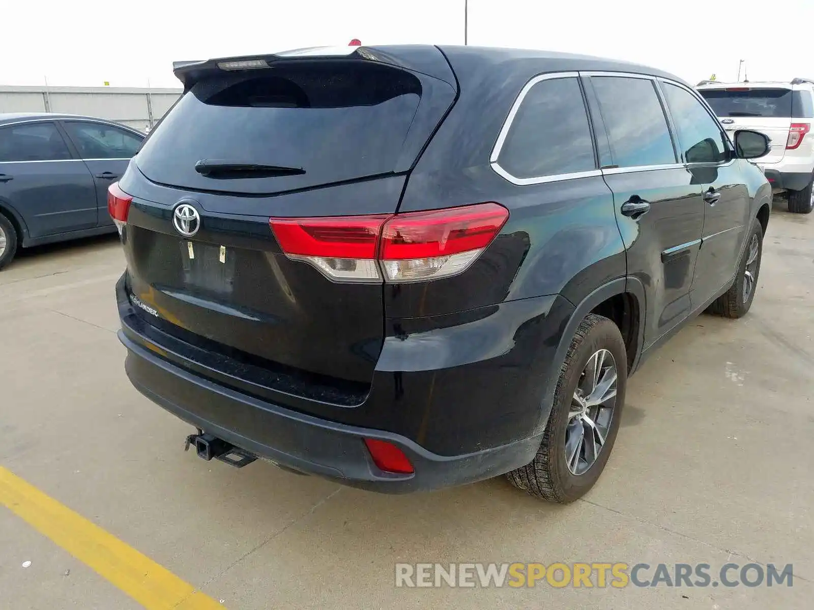 4 Photograph of a damaged car 5TDZARFH0KS043727 TOYOTA HIGHLANDER 2019