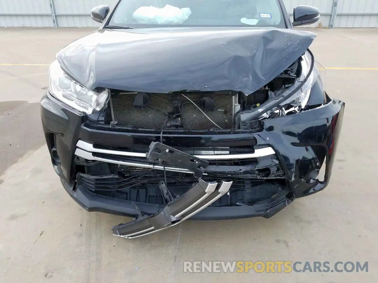 9 Photograph of a damaged car 5TDZARFH0KS043727 TOYOTA HIGHLANDER 2019