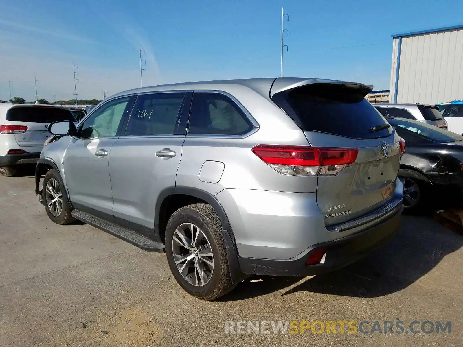 3 Photograph of a damaged car 5TDZARFH0KS043730 TOYOTA HIGHLANDER 2019