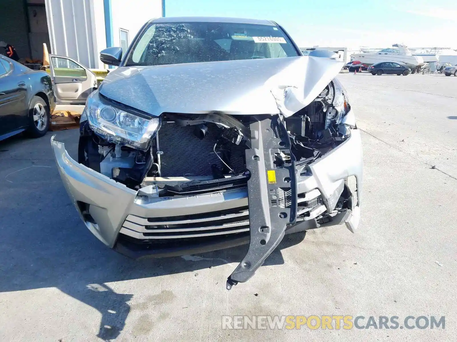 9 Photograph of a damaged car 5TDZARFH0KS043730 TOYOTA HIGHLANDER 2019