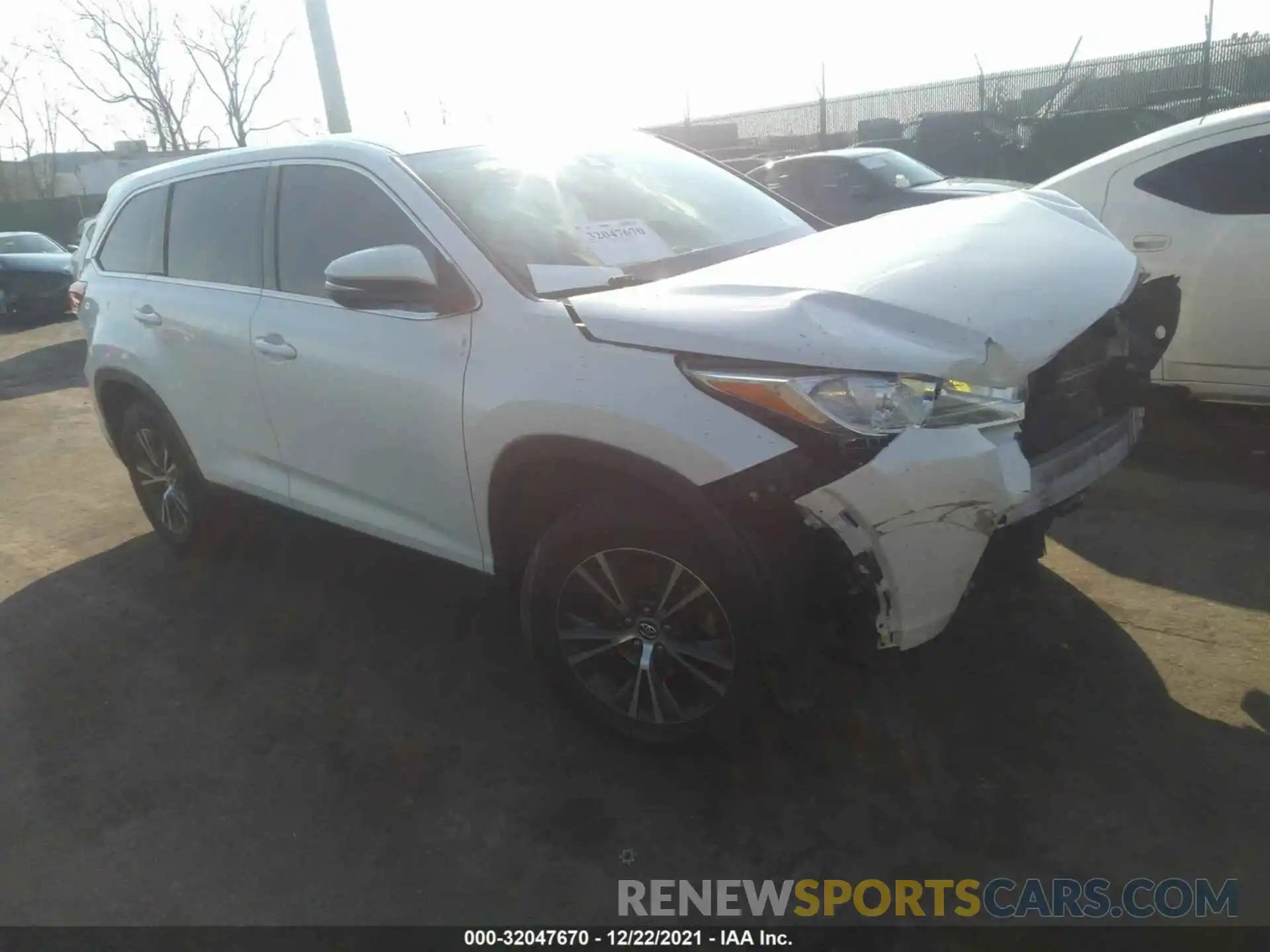 1 Photograph of a damaged car 5TDZARFH0KS044098 TOYOTA HIGHLANDER 2019