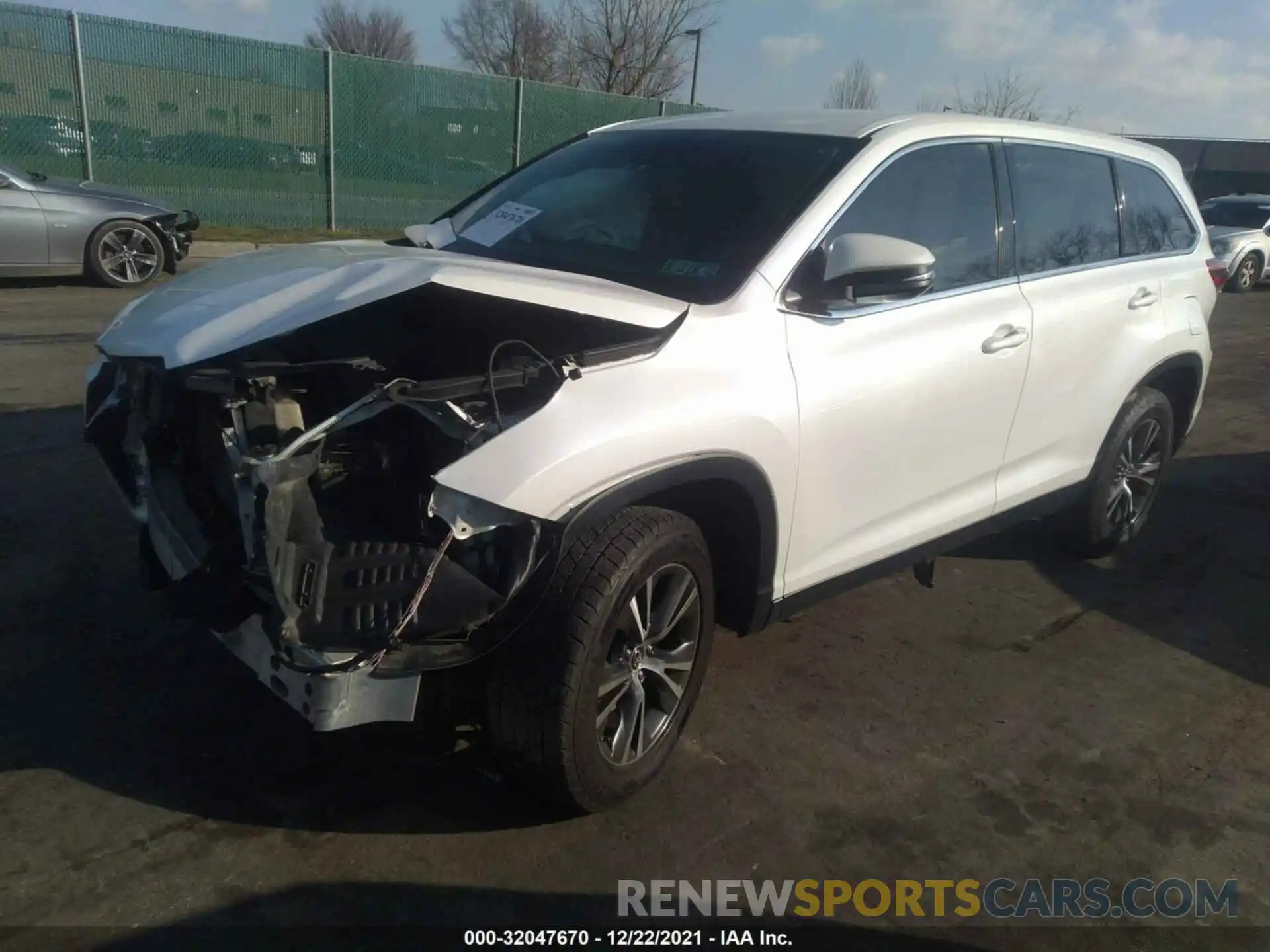 2 Photograph of a damaged car 5TDZARFH0KS044098 TOYOTA HIGHLANDER 2019