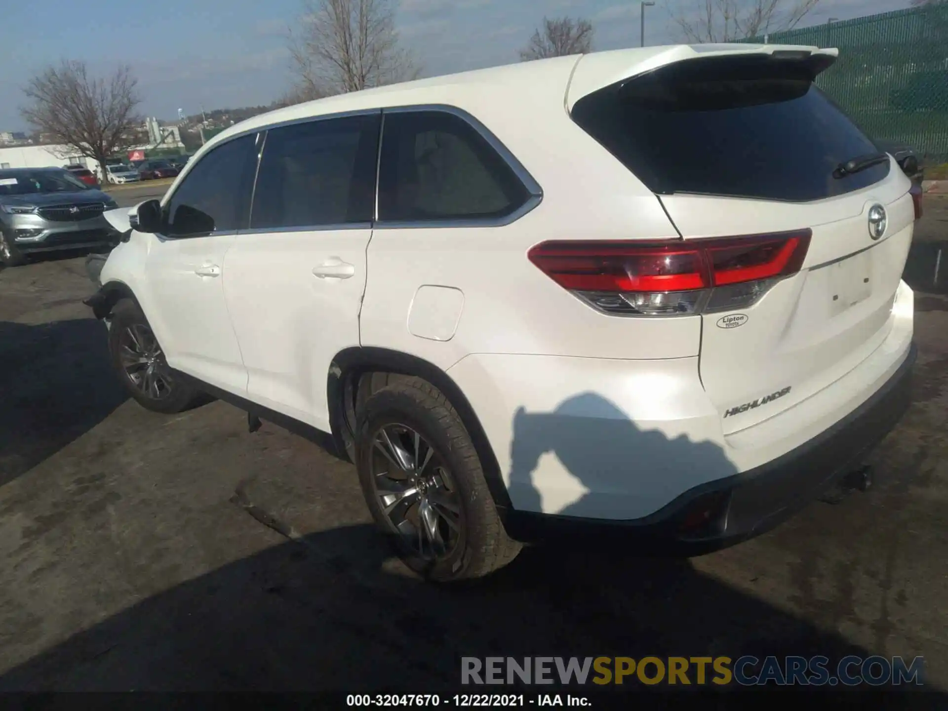 3 Photograph of a damaged car 5TDZARFH0KS044098 TOYOTA HIGHLANDER 2019