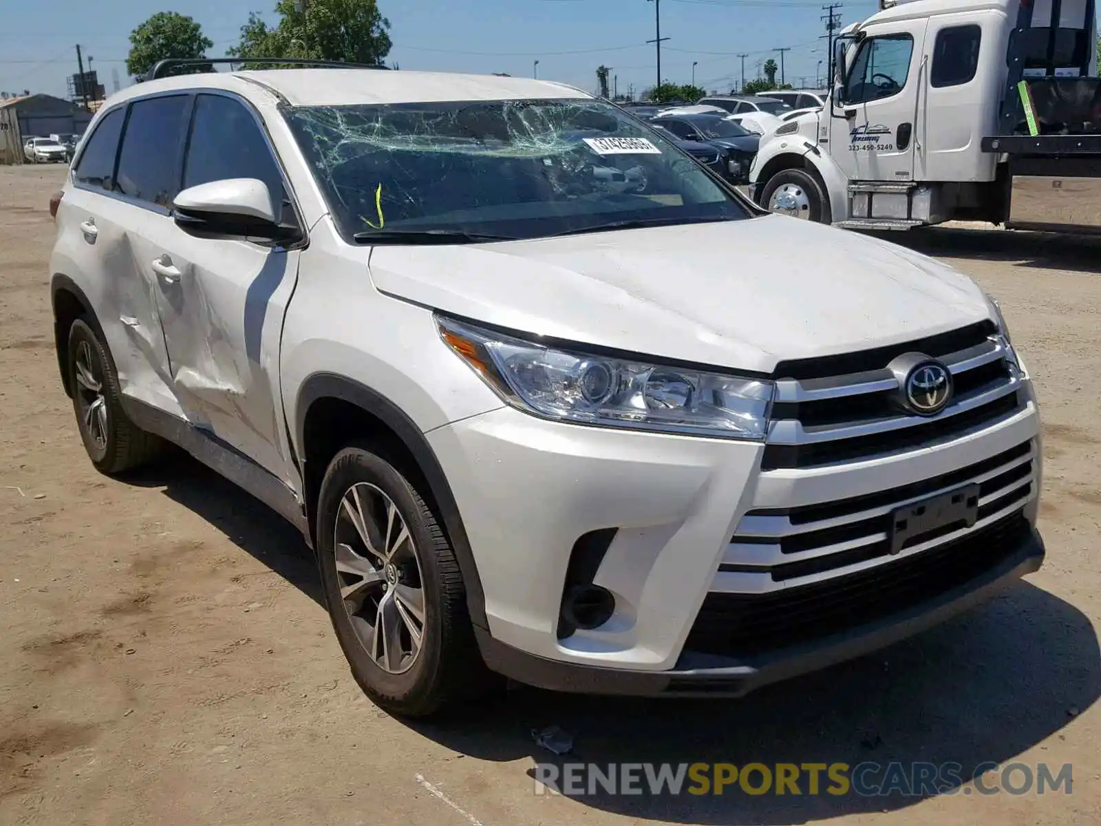 1 Photograph of a damaged car 5TDZARFH0KS044232 TOYOTA HIGHLANDER 2019