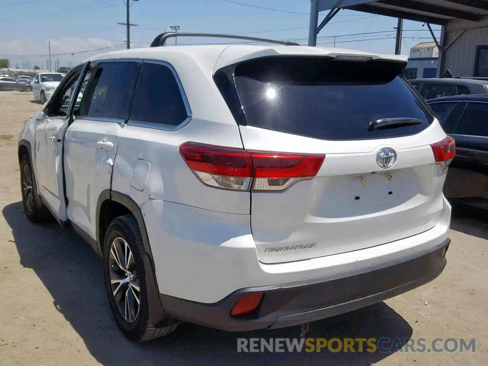 3 Photograph of a damaged car 5TDZARFH0KS044232 TOYOTA HIGHLANDER 2019