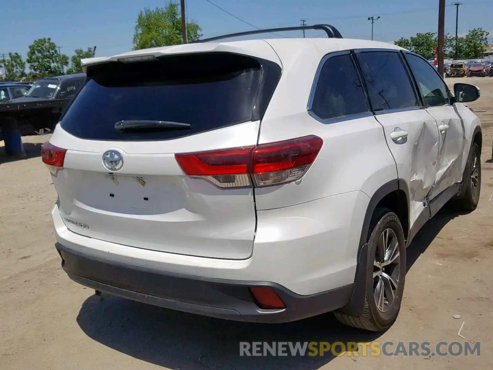 4 Photograph of a damaged car 5TDZARFH0KS044232 TOYOTA HIGHLANDER 2019