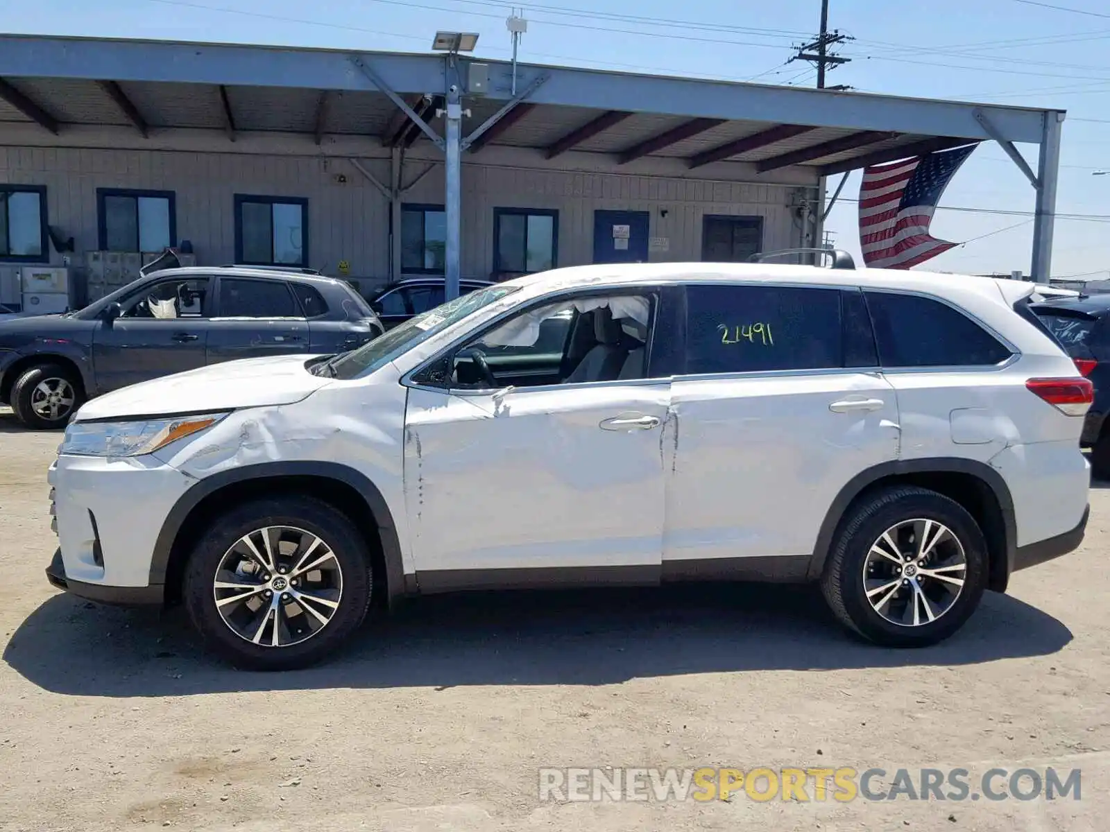 9 Photograph of a damaged car 5TDZARFH0KS044232 TOYOTA HIGHLANDER 2019