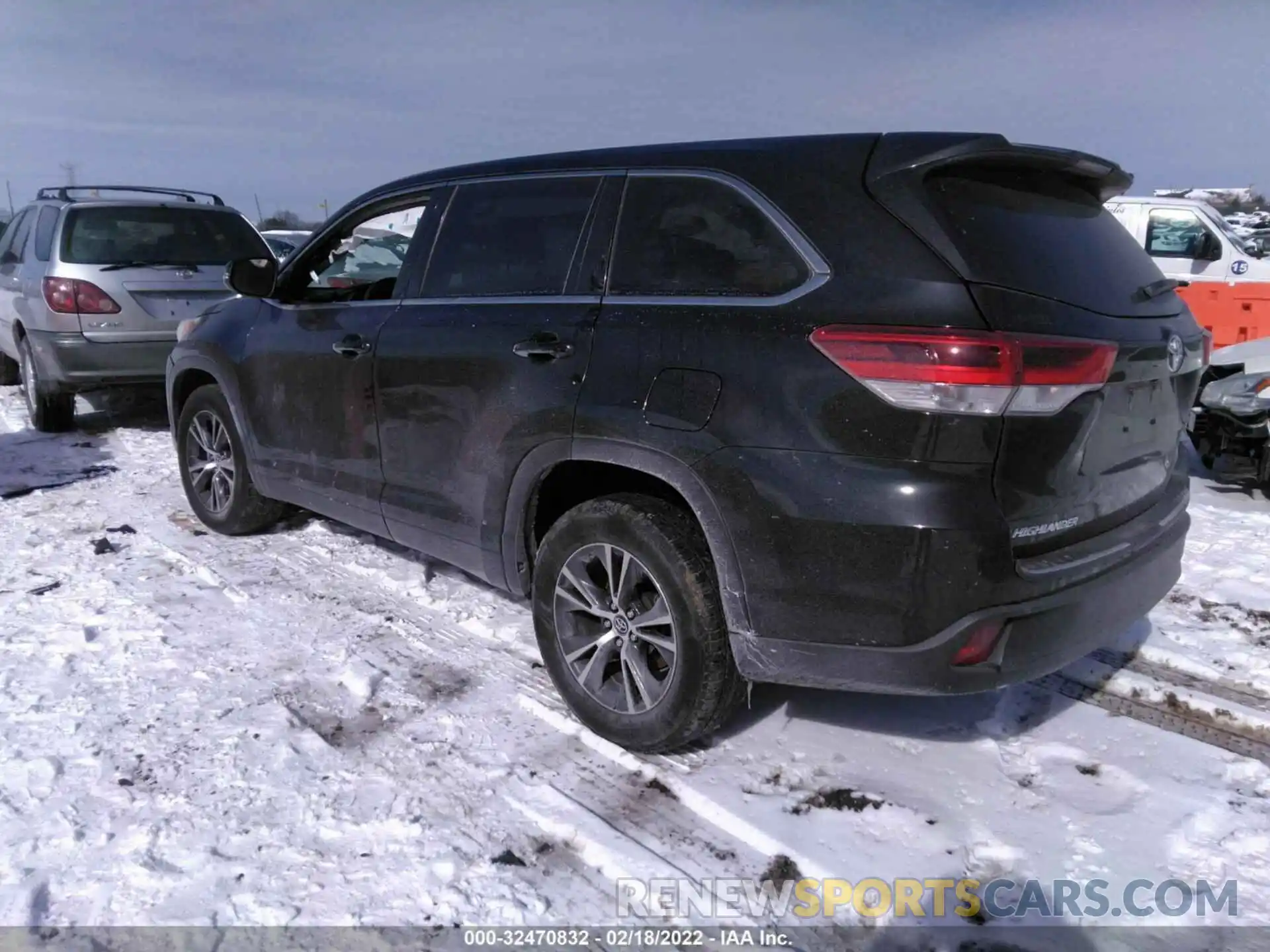 3 Photograph of a damaged car 5TDZARFH0KS044716 TOYOTA HIGHLANDER 2019