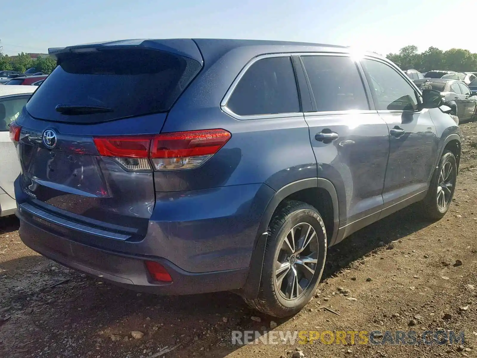 4 Photograph of a damaged car 5TDZARFH0KS044926 TOYOTA HIGHLANDER 2019