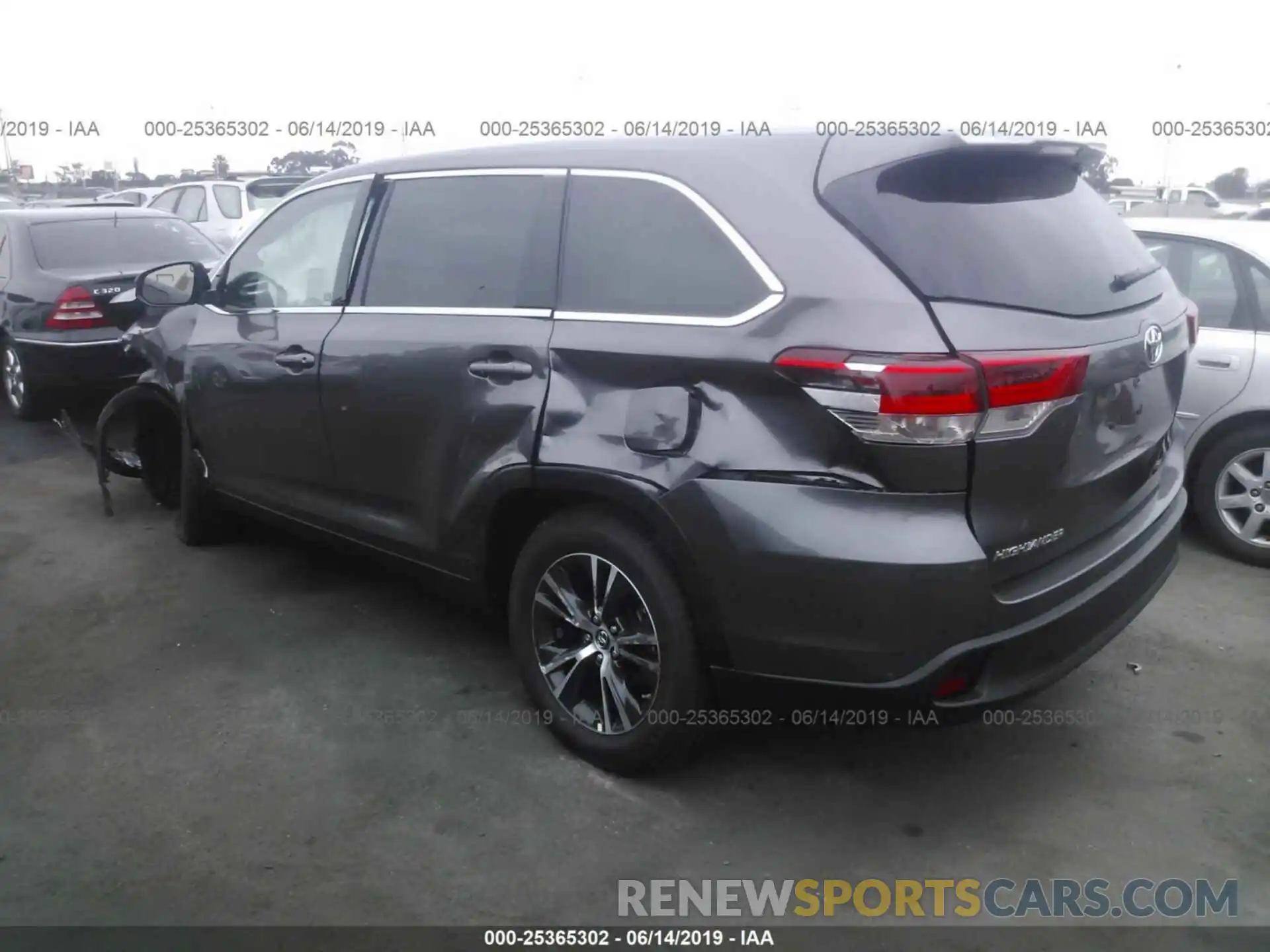 3 Photograph of a damaged car 5TDZARFH0KS046546 TOYOTA HIGHLANDER 2019