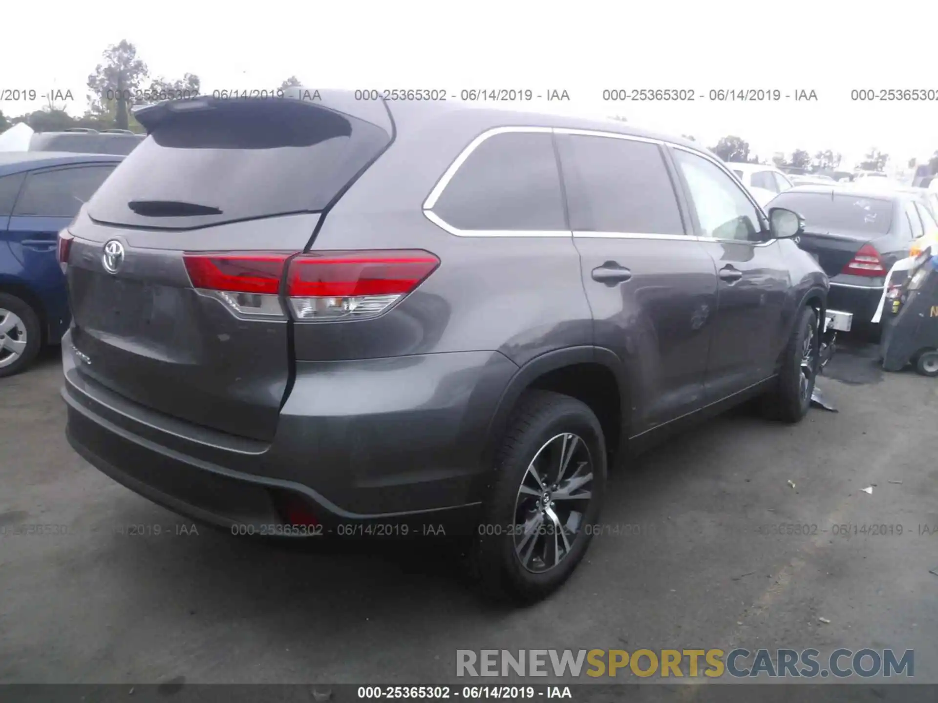 4 Photograph of a damaged car 5TDZARFH0KS046546 TOYOTA HIGHLANDER 2019